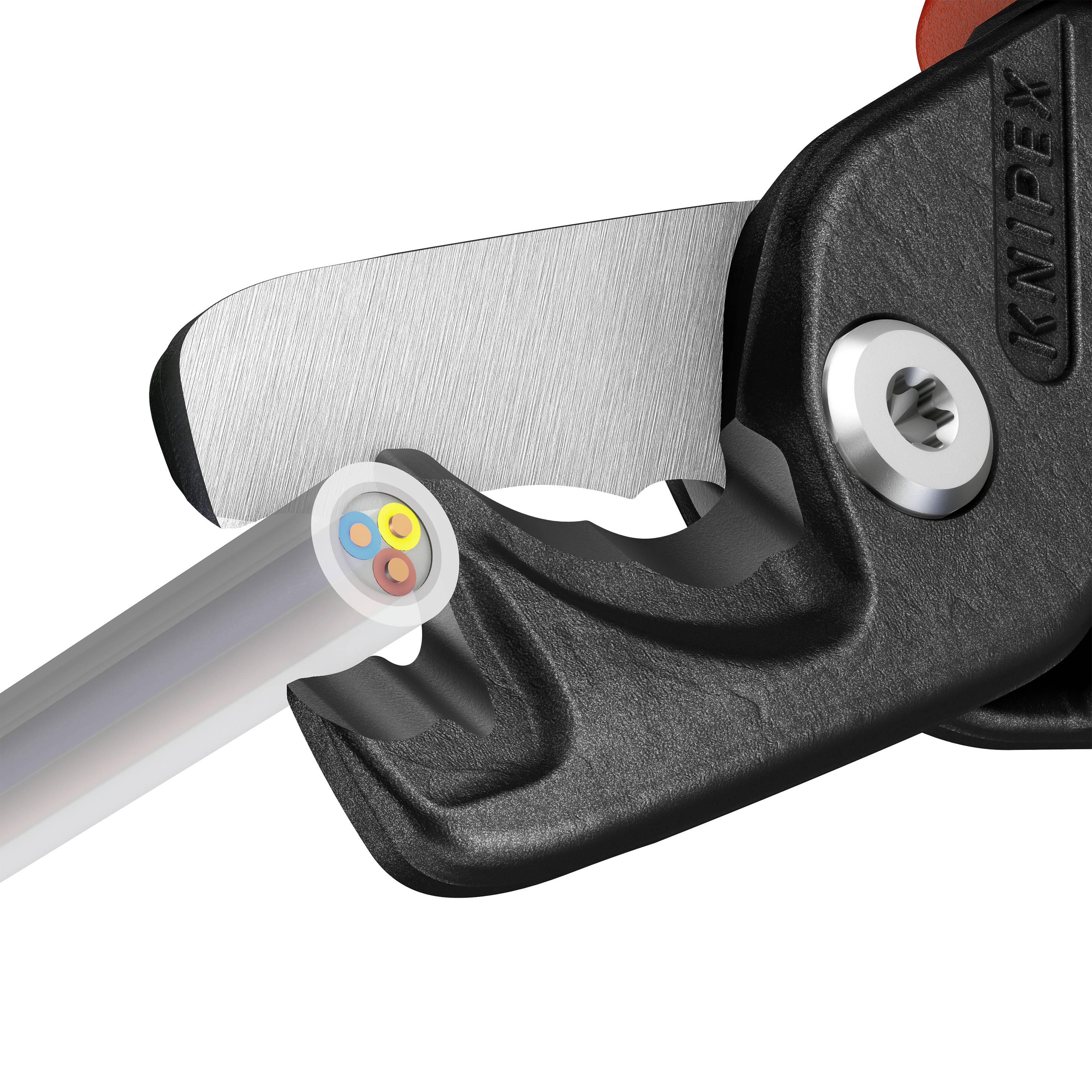 Schneidwerkzeug, das ein Kabel durchtrennt. Werkzeug hat schwarze Griffe und durchtrennt ein rundes, mehradriges Kabel. Werkzeugname eingraviert.