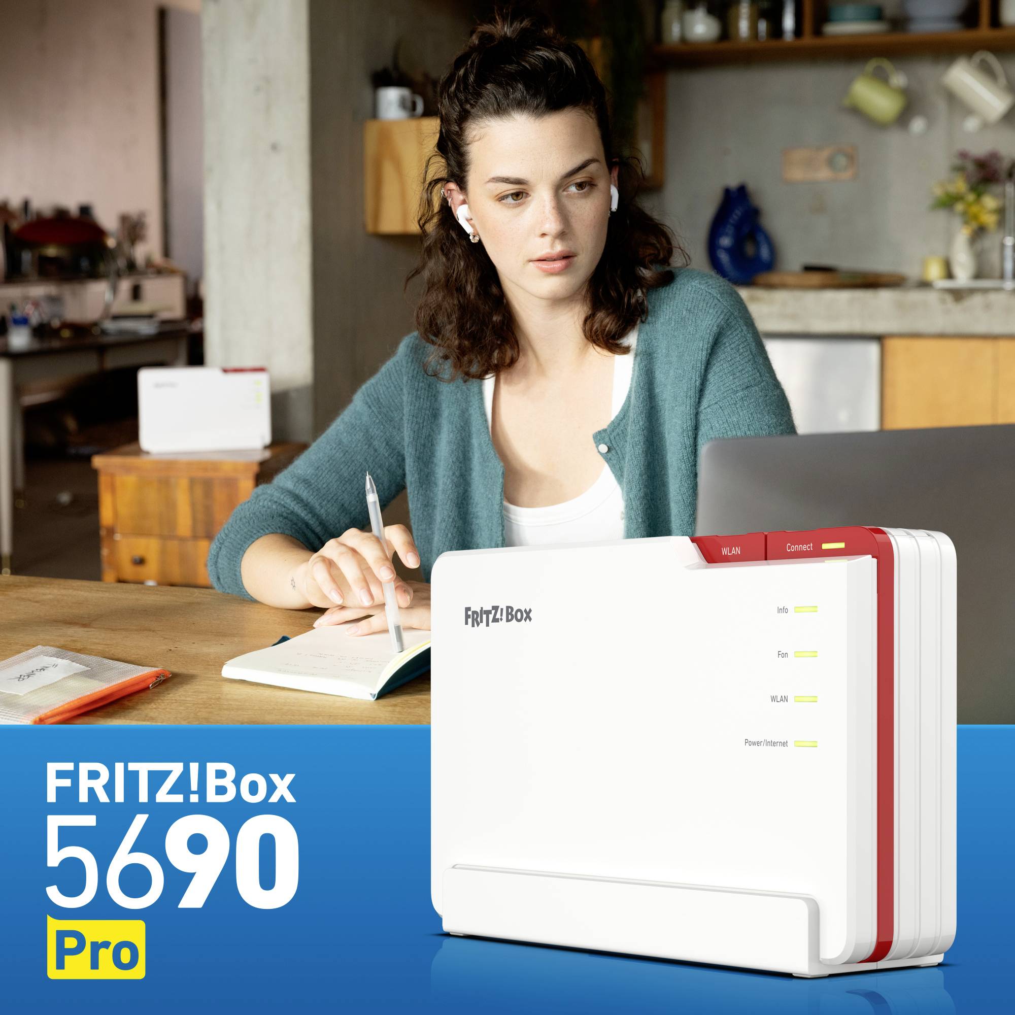 Eine Frau sitzt am Tisch und schreibt Notizen. Im Vordergrund ist eine FRITZ!Box 5690 Pro abgebildet.