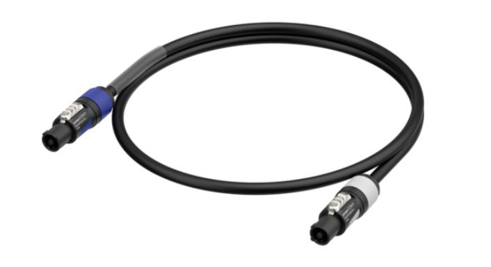Ein schwarzes XLR-Kabel mit blauen und schwarzen Steckverbindern an den Enden, typisch verwendet für Audioverbindungen.