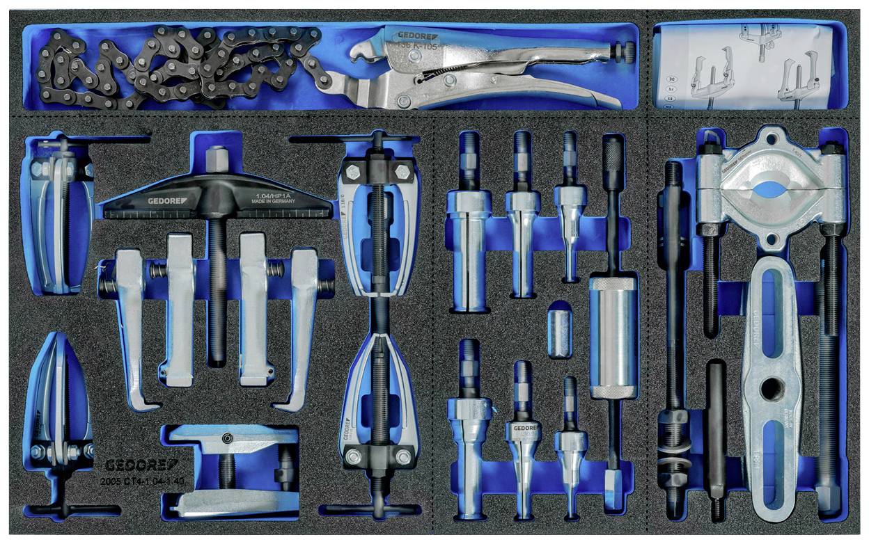 Werkzeugkoffer mit verschiedenen Autowerkzeugen, darunter Zange, Schraubenzieher, Abzieher und Schrauben, organisiert in einer Schaumstoffeinlage.