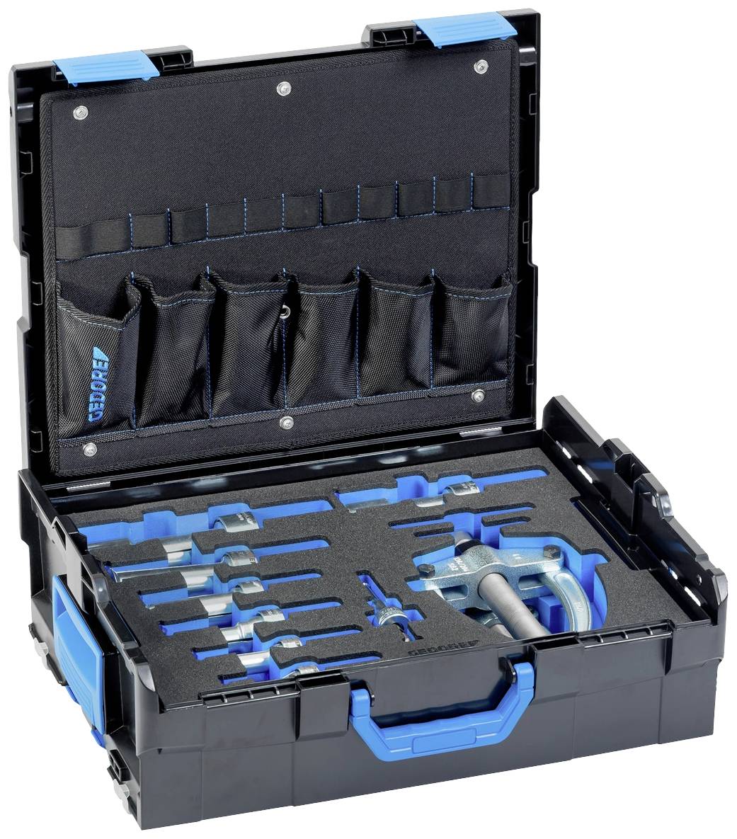 Ein schwarzer Werkzeugkoffer mit blauem Griff ist geöffnet. Der Innenraum zeigt angepasste Fächer für verschiedene Werkzeuge.