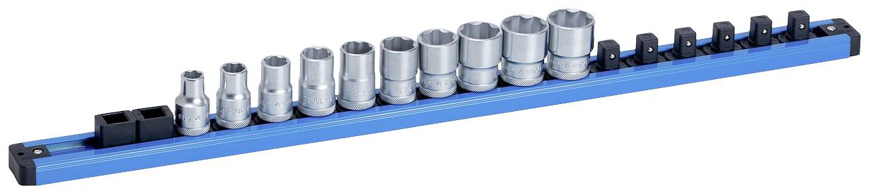Ein Satz Steckschlüssel in verschiedenen Größen auf einer blauen Halterung, nach Größe sortiert von klein nach groß.