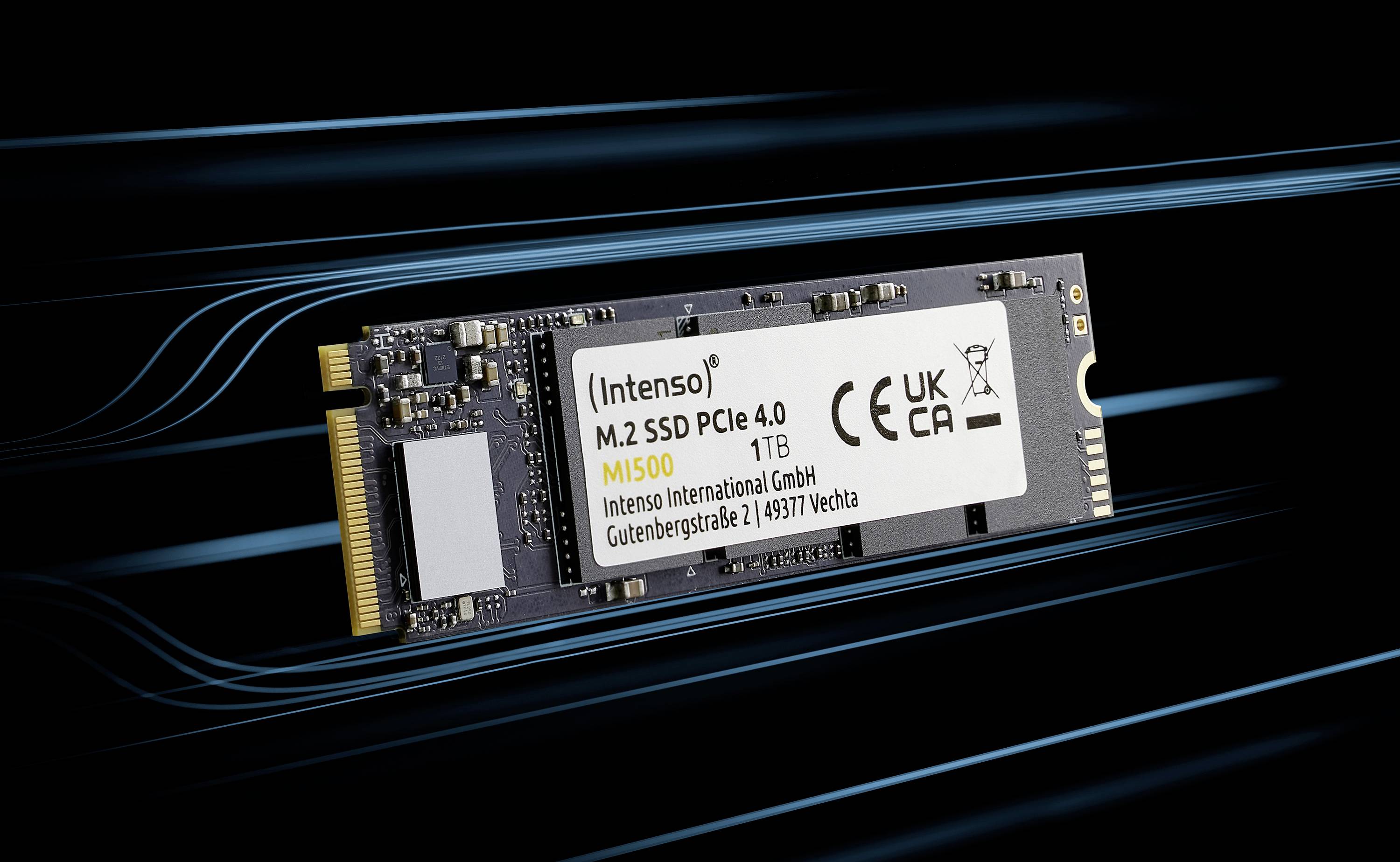 SSD-Karte von Intenso Modell M.2 PCIe 4.0 MI500, 1TB, mit technischen Details und Firmenadresse auf schwarzem Hintergrund.