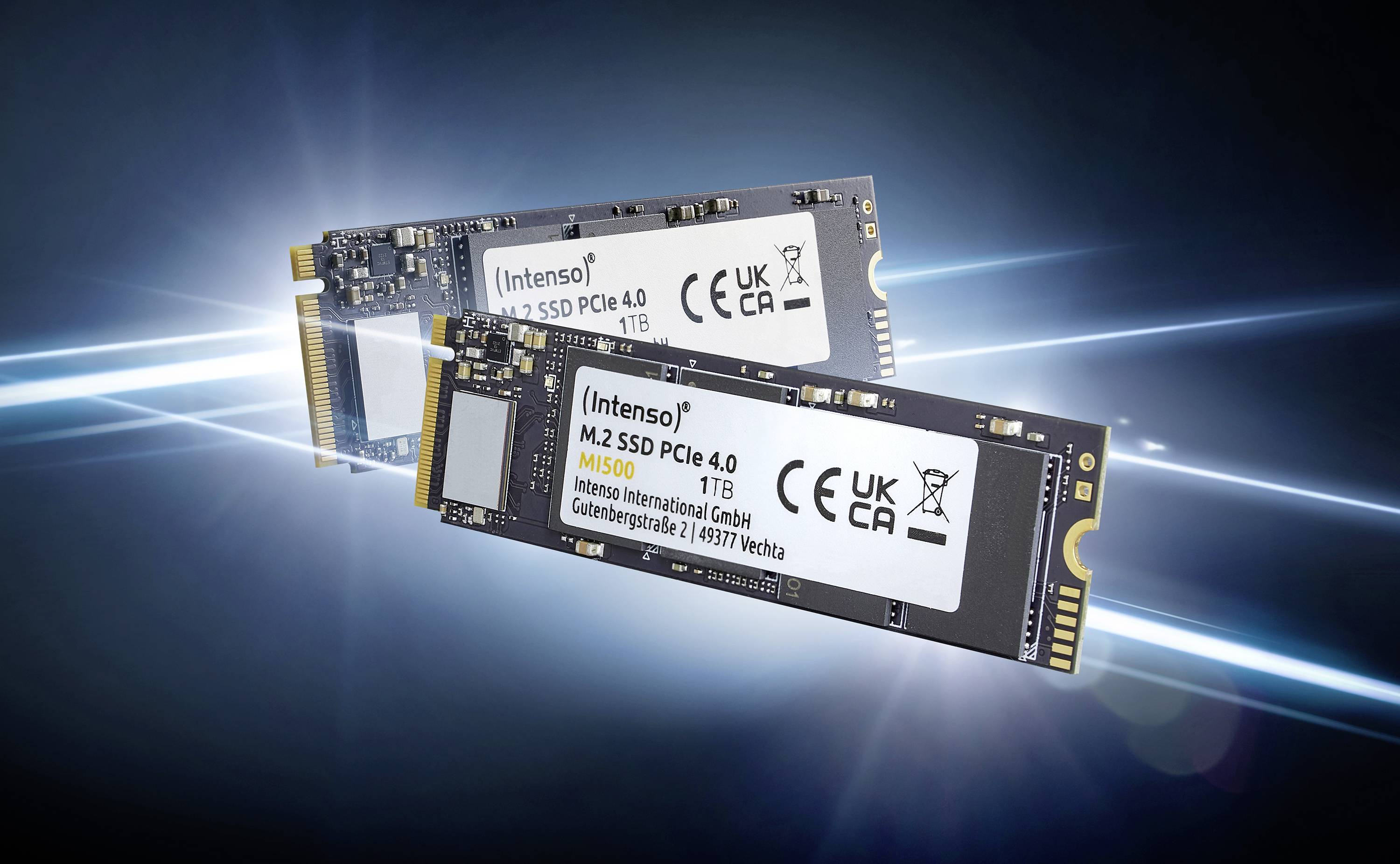 Zwei M.2 SSDs von Intenso mit PCIe 4.0, Kapazität 1TB, auf blauem Hintergrund. Festplatten zeigen Hersteller- und Kapazitätsdetails.