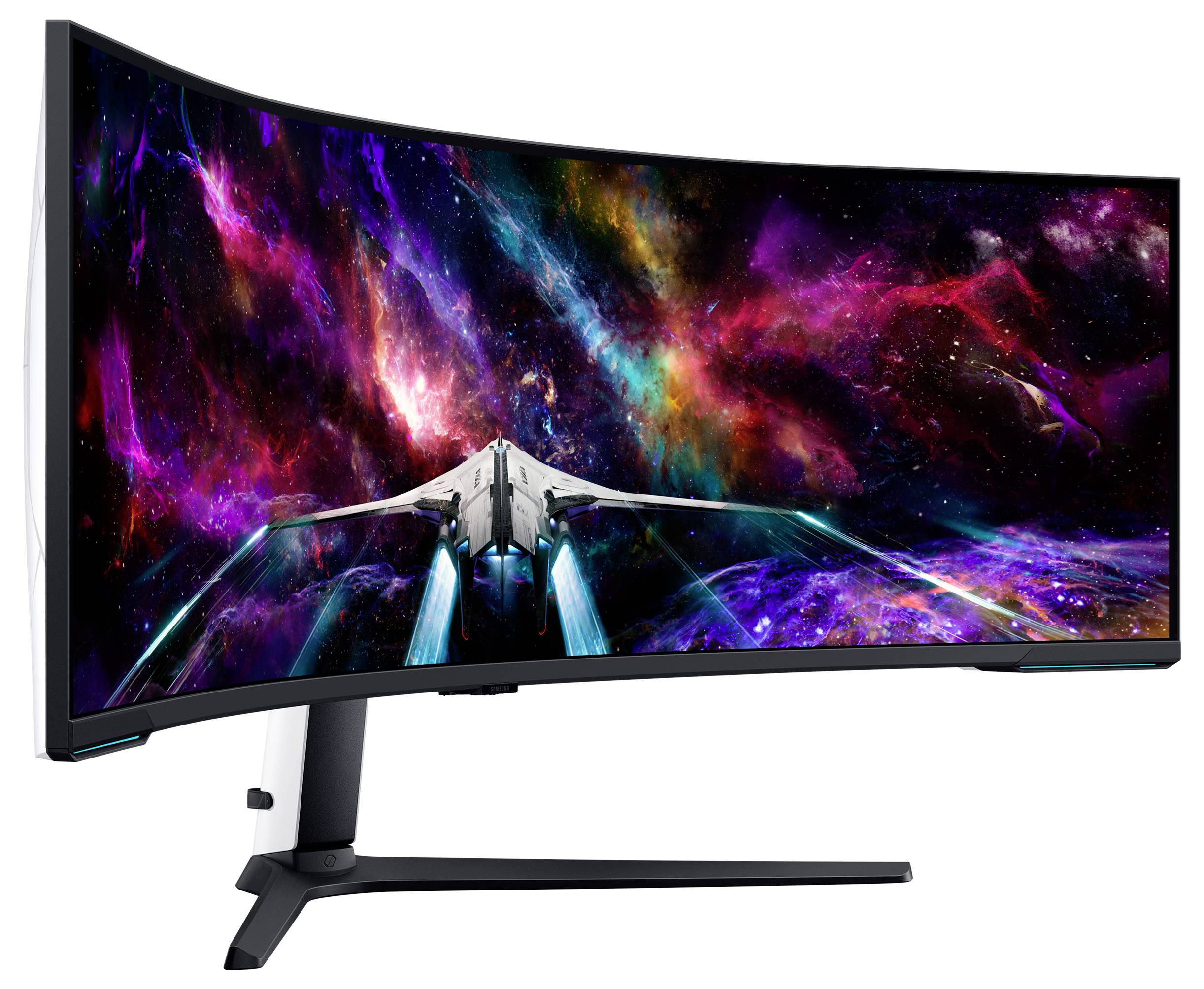 Ein gebogener Monitor zeigt ein Weltraumspiel, in dem ein futuristisches Raumschiff in einem bunten Nebel fliegt.