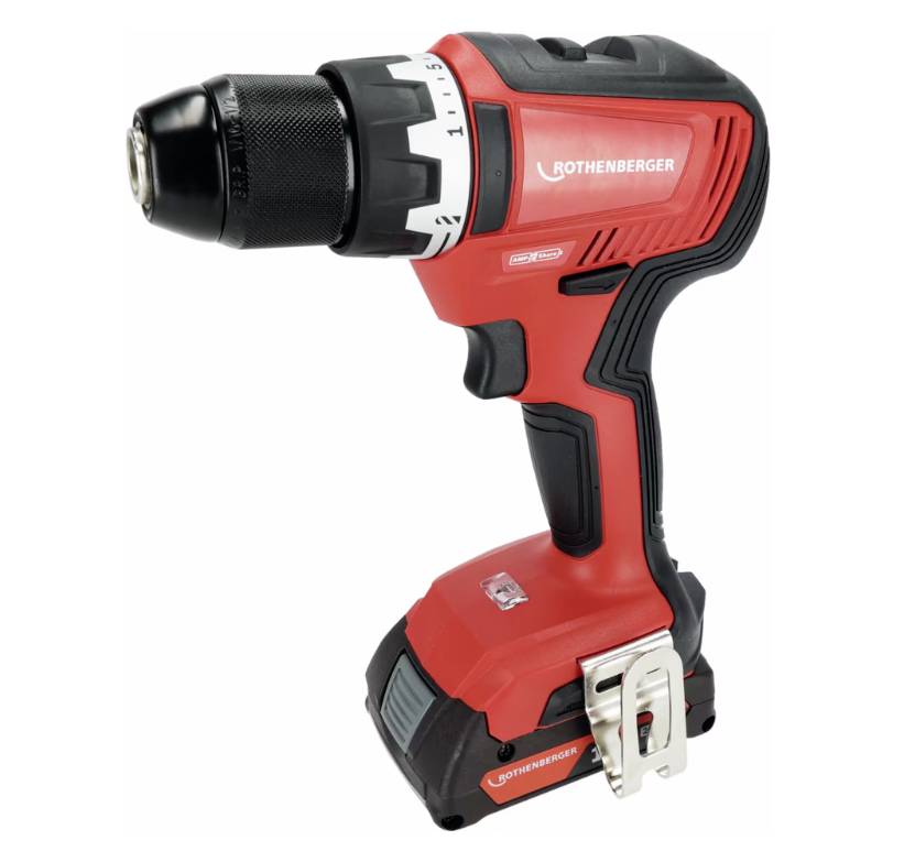 Akkubohrmaschine in Rot und Schwarz, Seitenansicht. Sie hat einen ergonomischen Griff und eine einstellbare Drehmomentkontrolle.