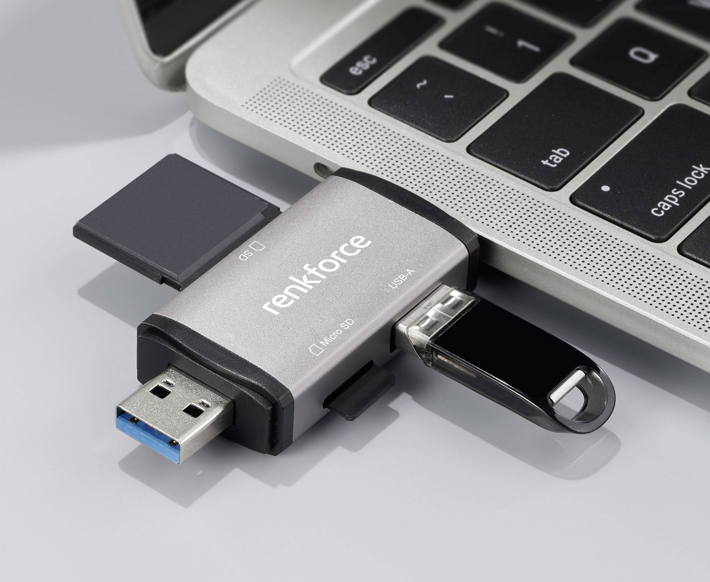 Ein USB-Stick mit 'Renkforce'-Logo ist an einen Laptop angeschlossen. Der Stick hat verschiedene Anschlüsse und Steckplätze.