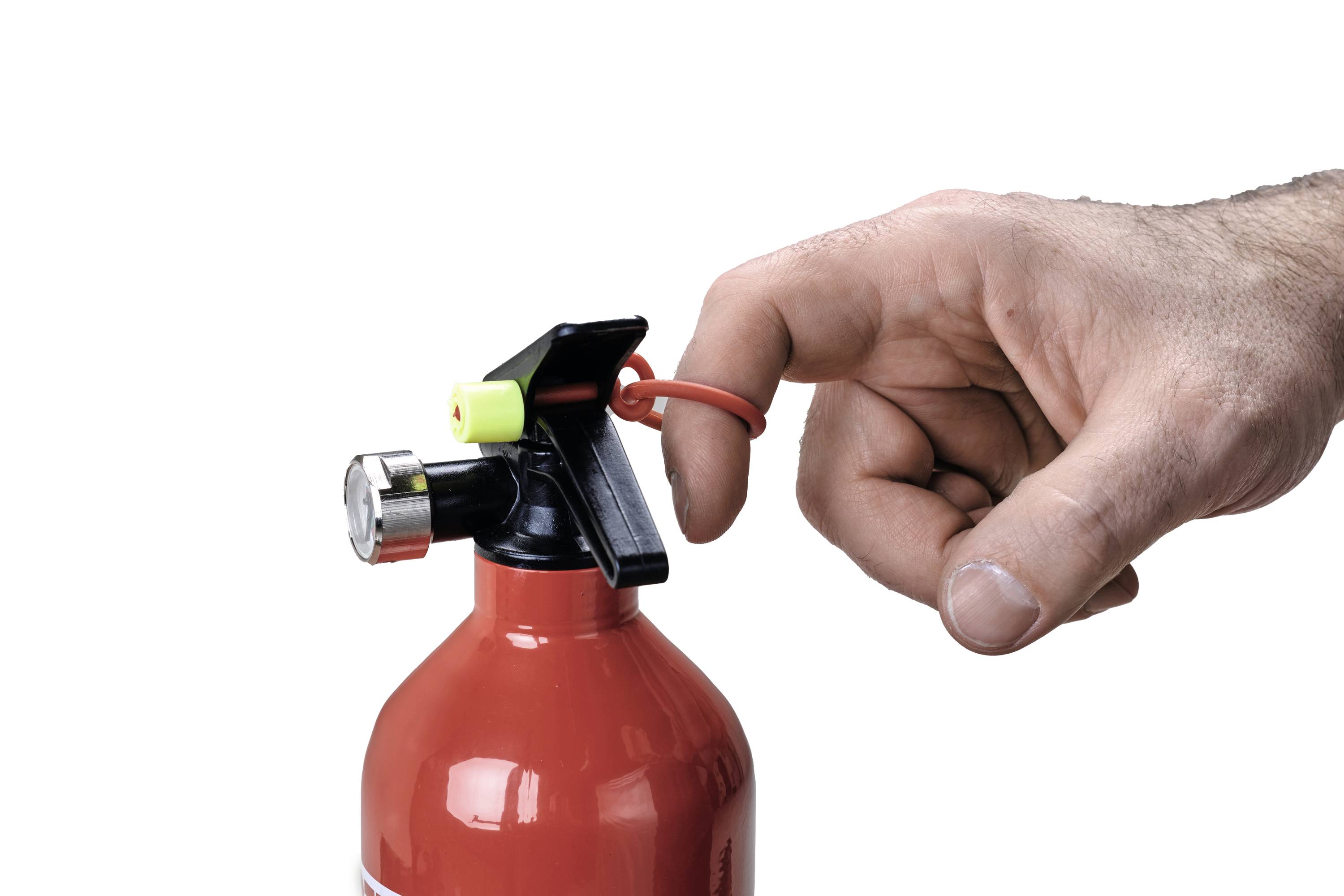 Hand betätigt den Hebel eines roten Feuerlöschers.