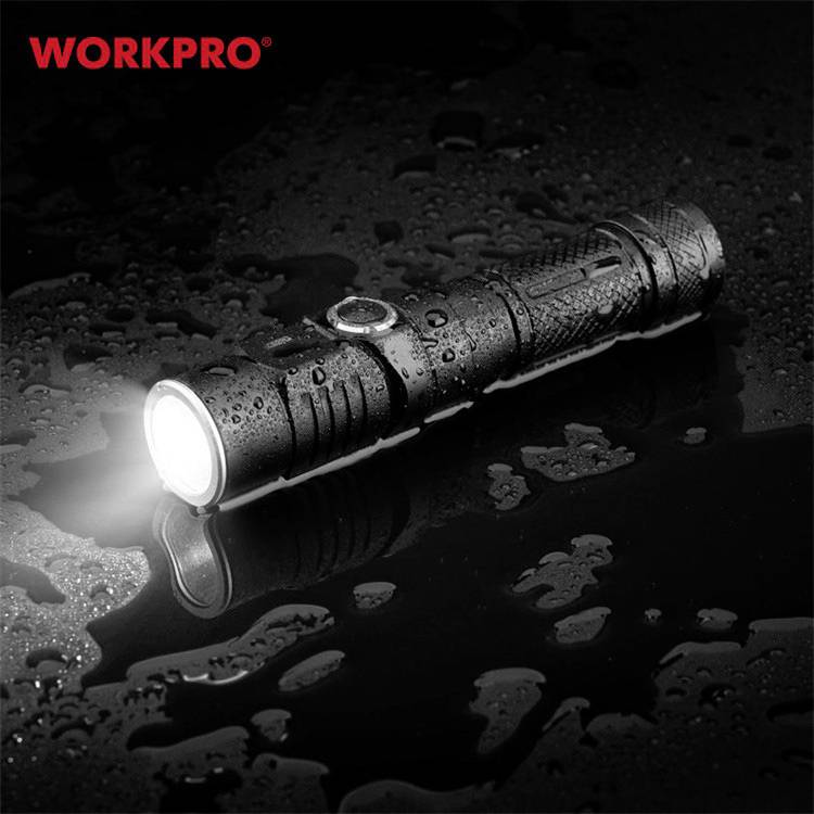Eine wasserdichte Taschenlampe leuchtet auf einer nassen Oberfläche. Das Logo 'WORKPRO' ist oben links zu sehen.