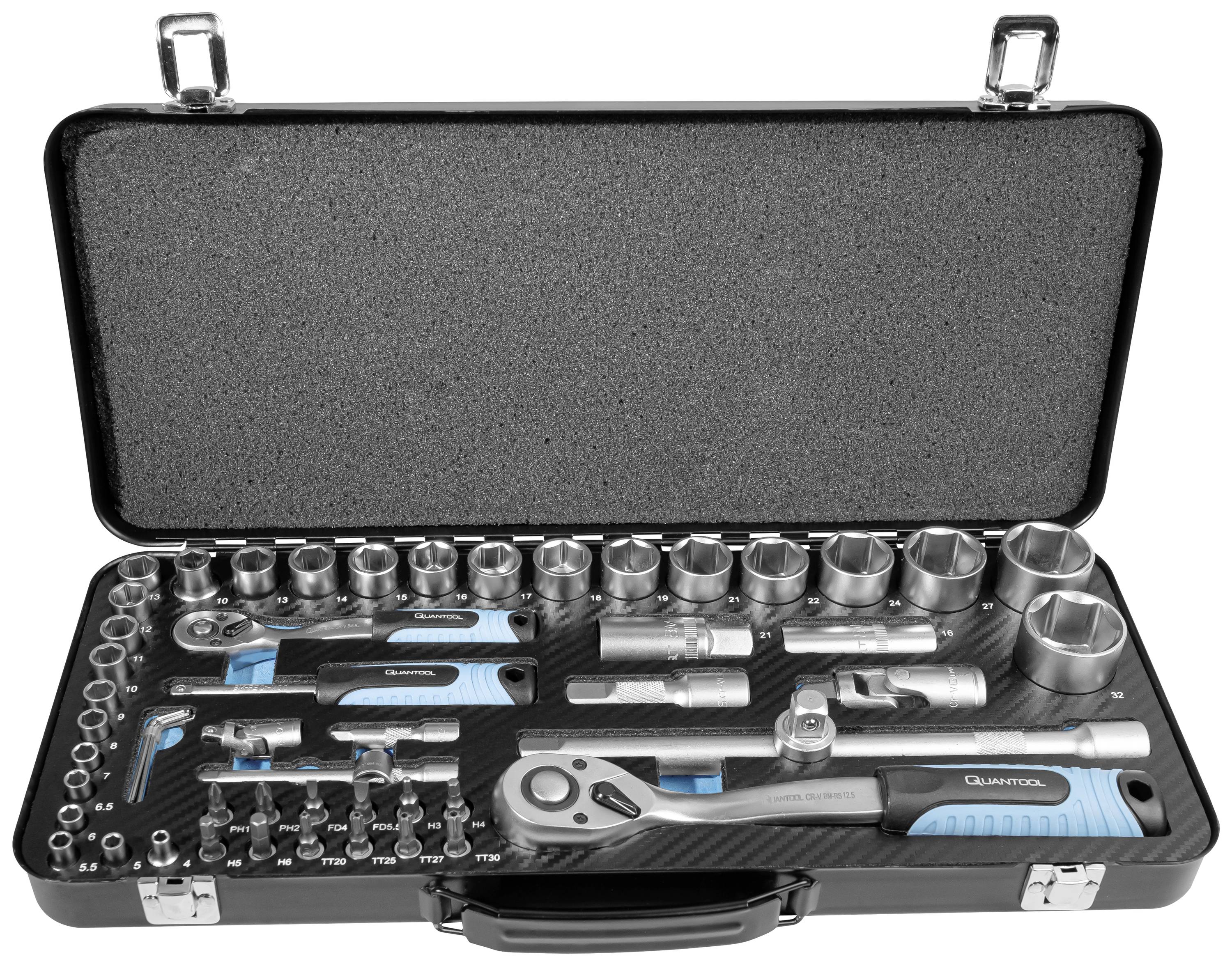 Ein offener Werkzeugkoffer mit verschiedenen Steckschlüsseln und Ratschen. Die Werkzeuge sind ordentlich angeordnet.