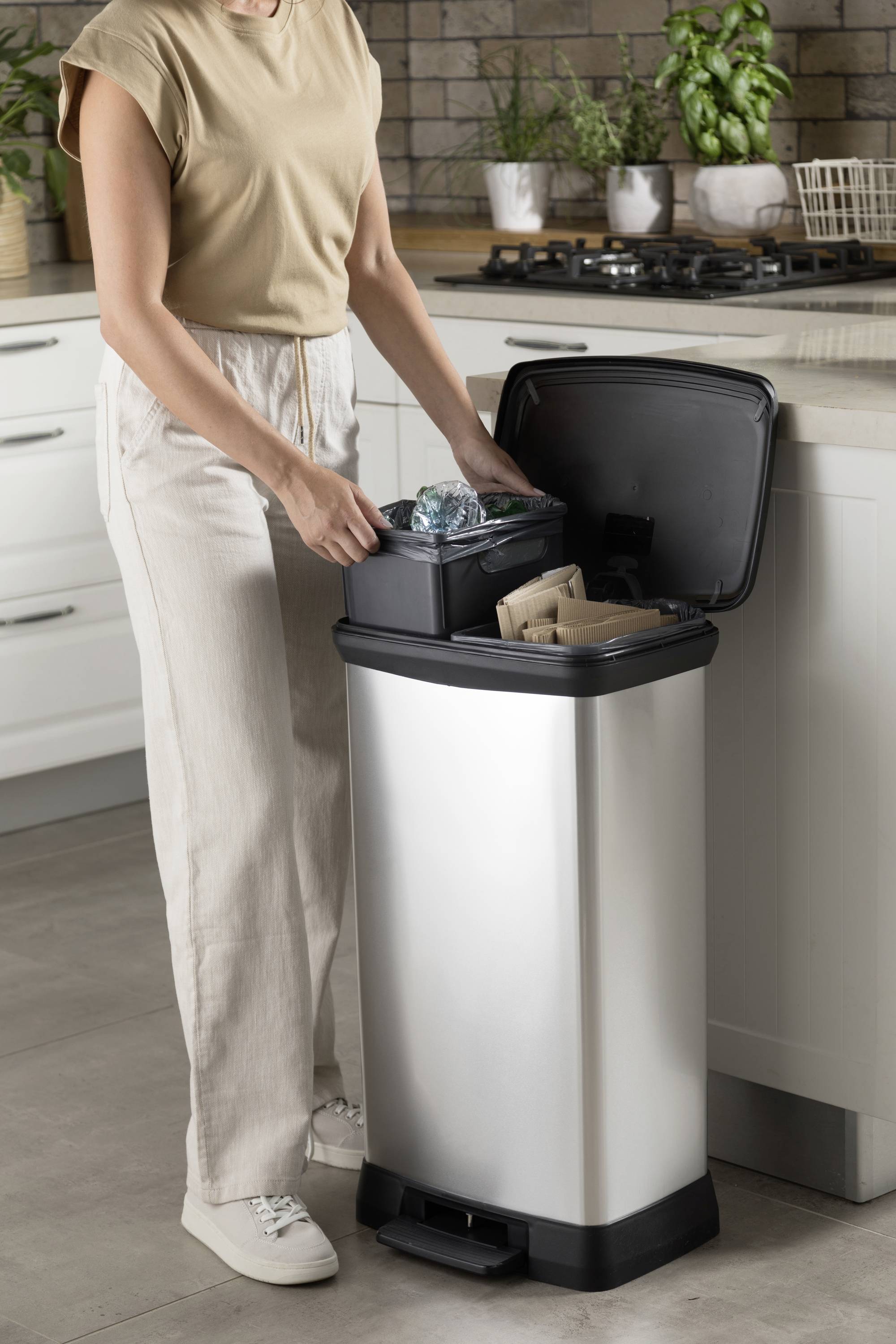 Curver Deco bin metalics 254620 Mülleimer 46l (B x H x T) 407 x 749 x 307mm Silber, Schwarz 1St.