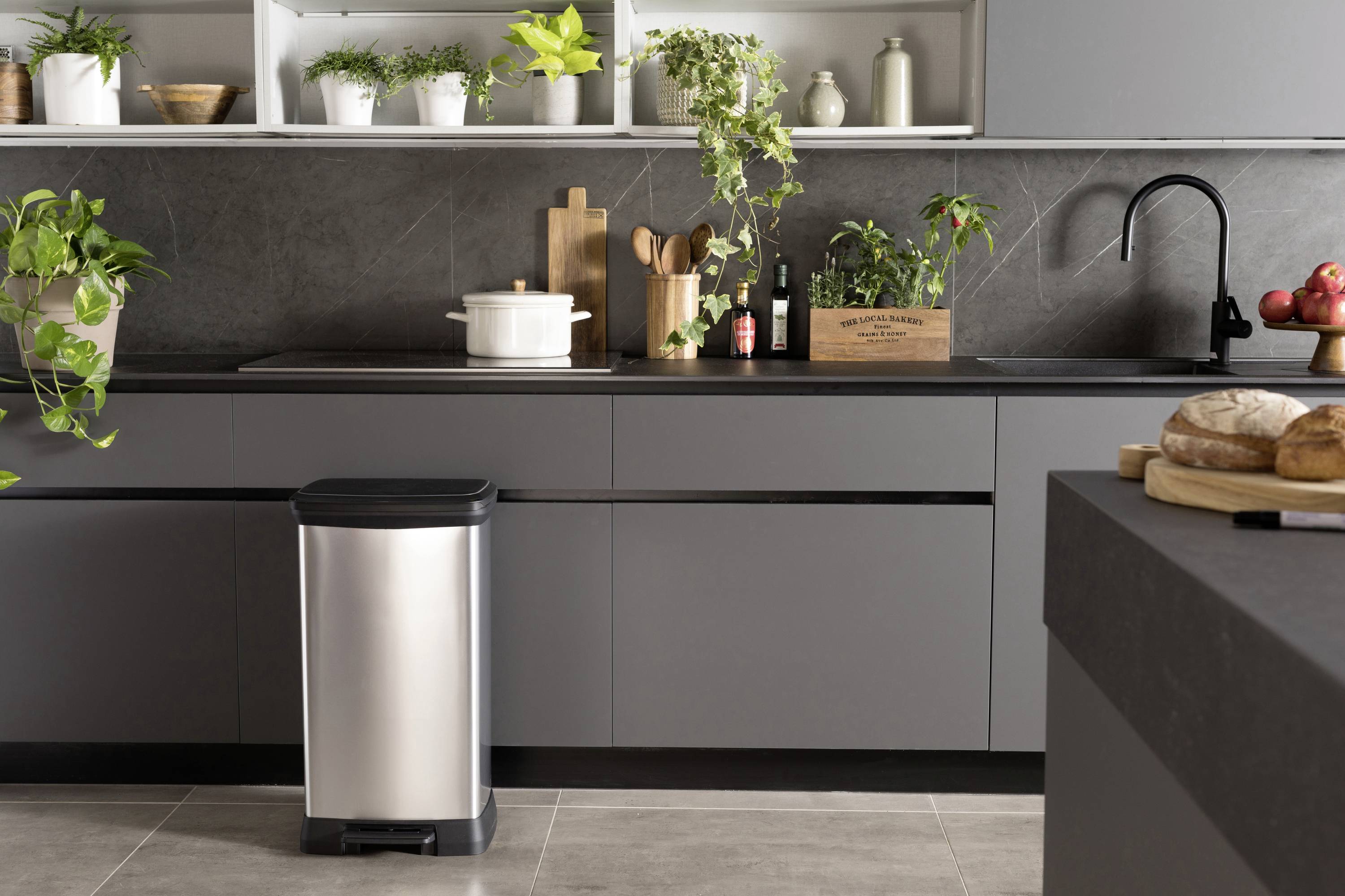 Curver Deco bin metalics 254620 Mülleimer 46l (B x H x T) 407 x 749 x 307mm Silber, Schwarz 1St.