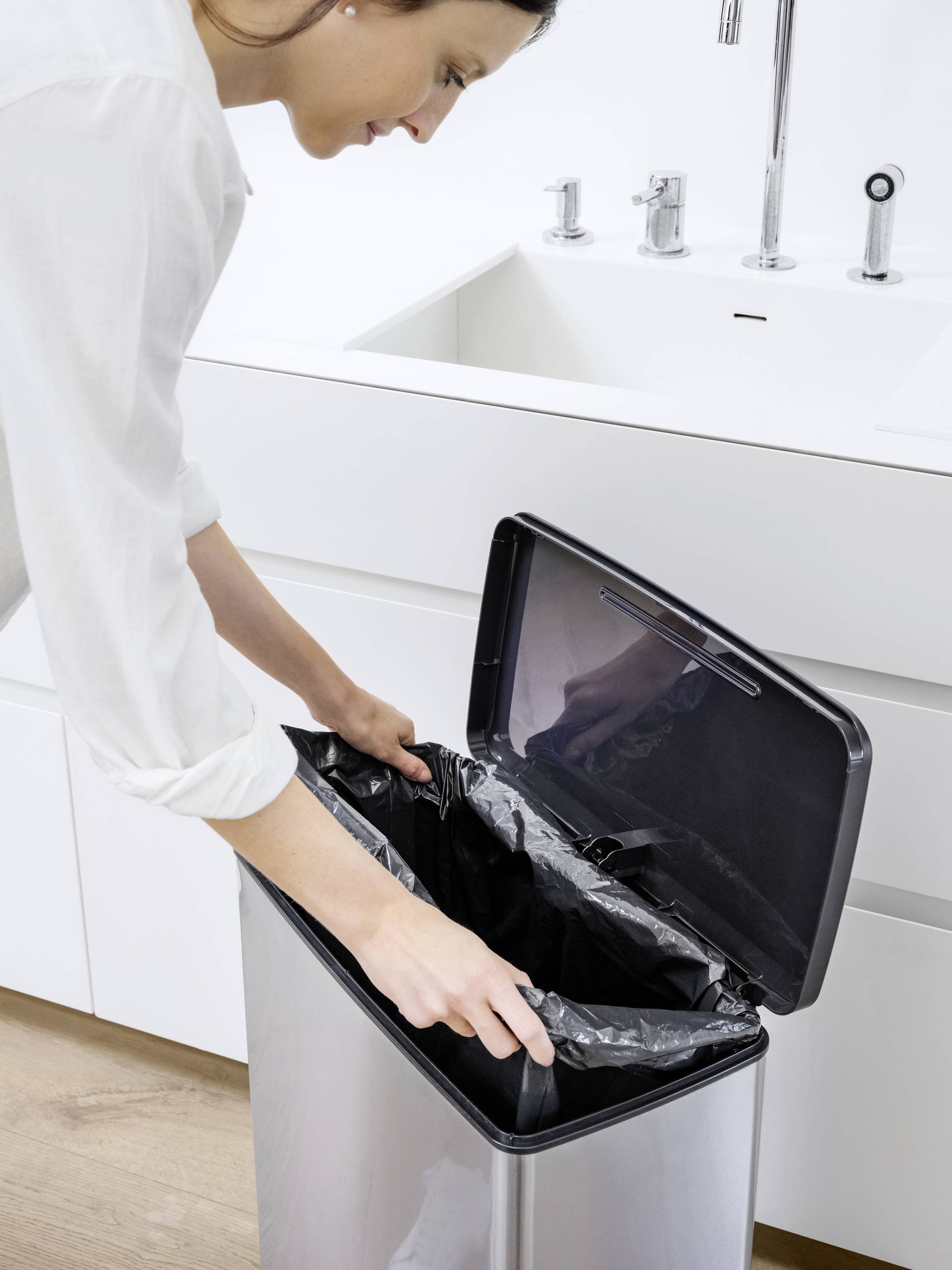 Curver Deco bin slim 254610 Mülleimer 65l (B x H x T) 480 x 615 x 280mm Silber, Schwarz 1St.