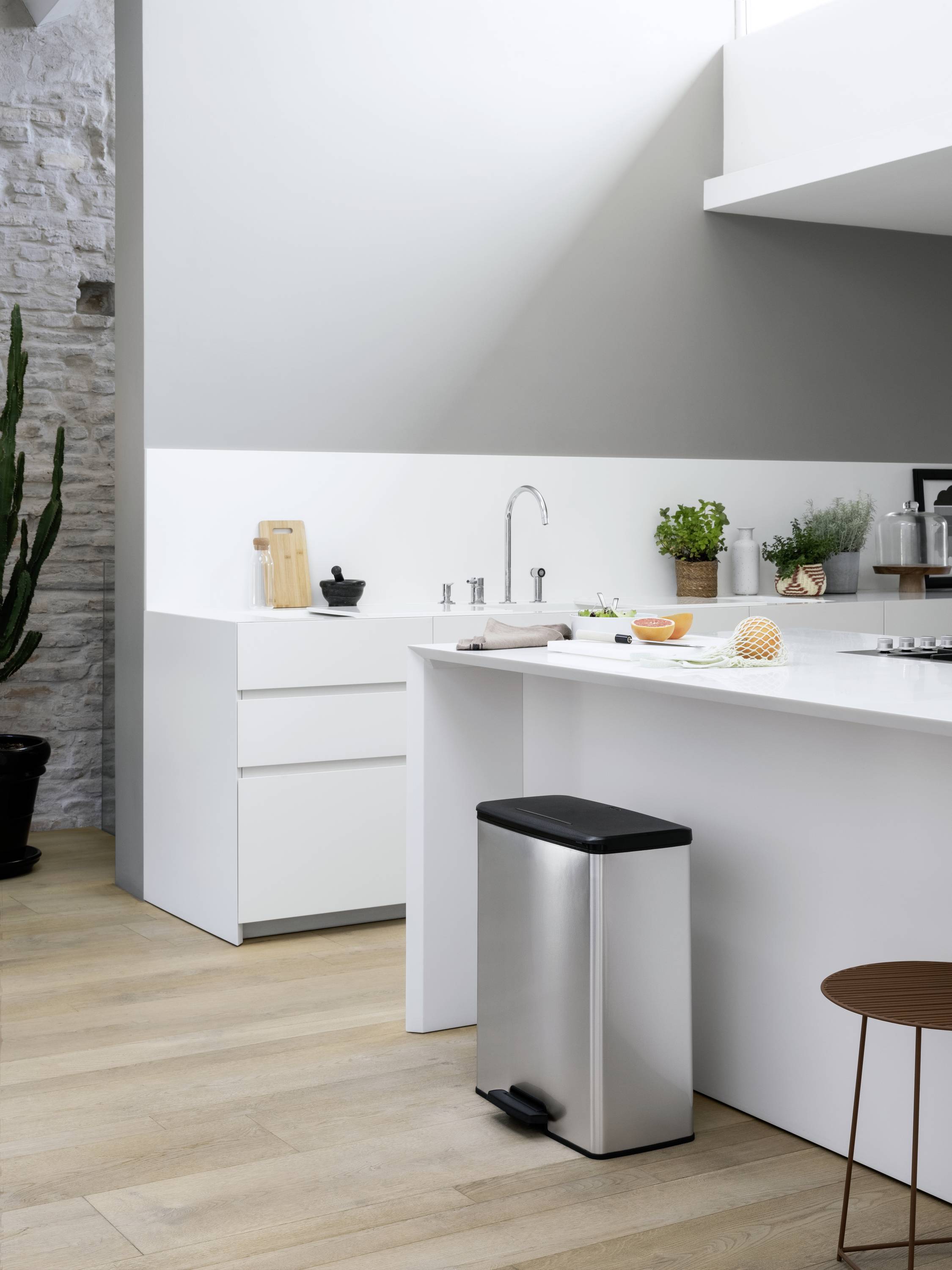 Curver Deco bin slim 254619 Mülleimer 52l (B x H x T) 486 x 615 x 284mm Silber, Schwarz 1St.