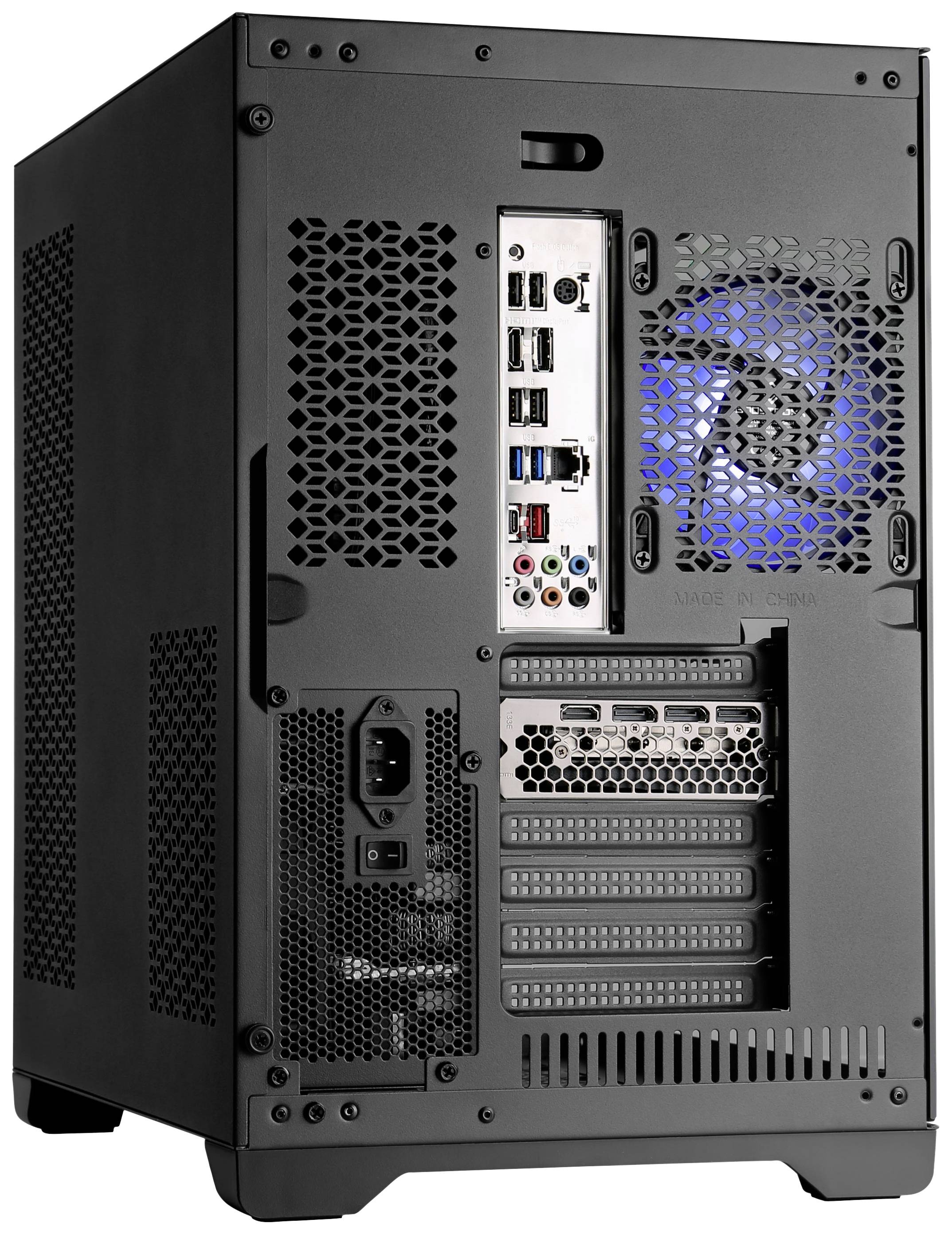 Ein schwarzes PC-Gehäuse von hinten, zeigt Anschlüsse, Gitter, und einen beleuchteten Lüfter.