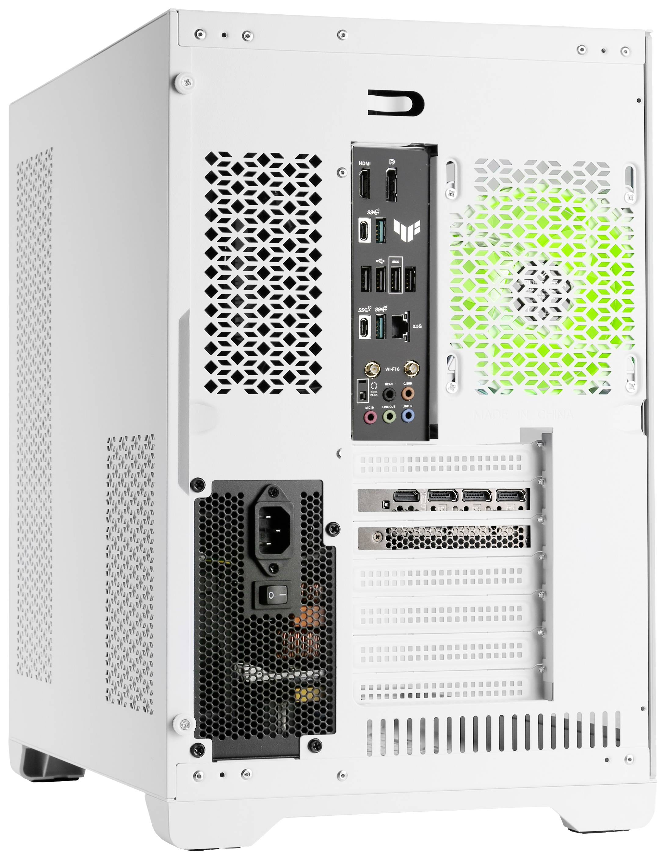 Ein weißes PC-Gehäuse von hinten. Sichtbar sind mehrere Anschlüsse: USB, HDMI, Ethernet und Lüftungsschlitze. Ein grüner Ventilator leuchtet.