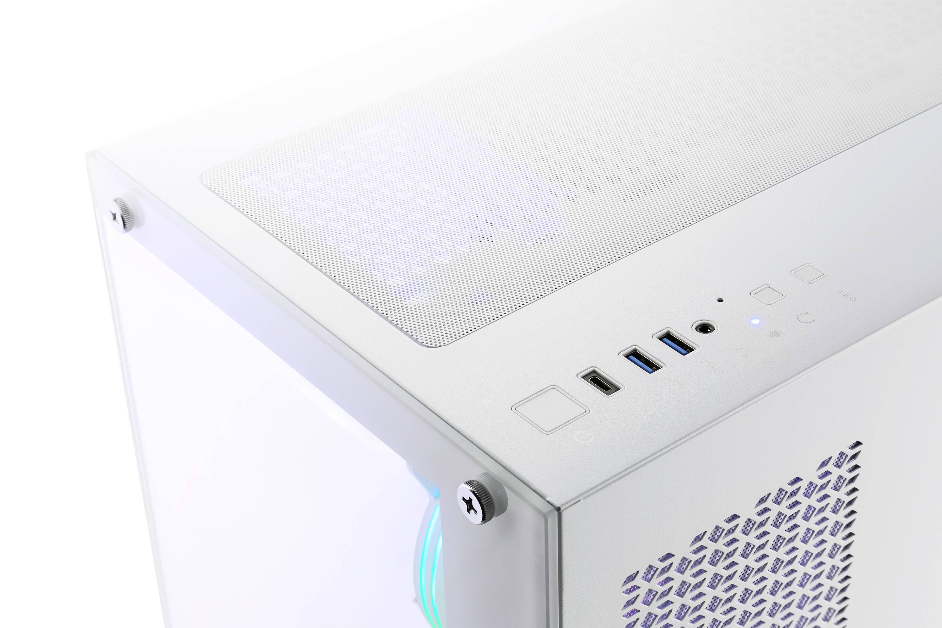 Weißes Computergehäuse mit seitlichem Sichtfenster und mehreren USB-Anschlüssen auf der Oberseite. Lüfter sichtbar an der Seite.