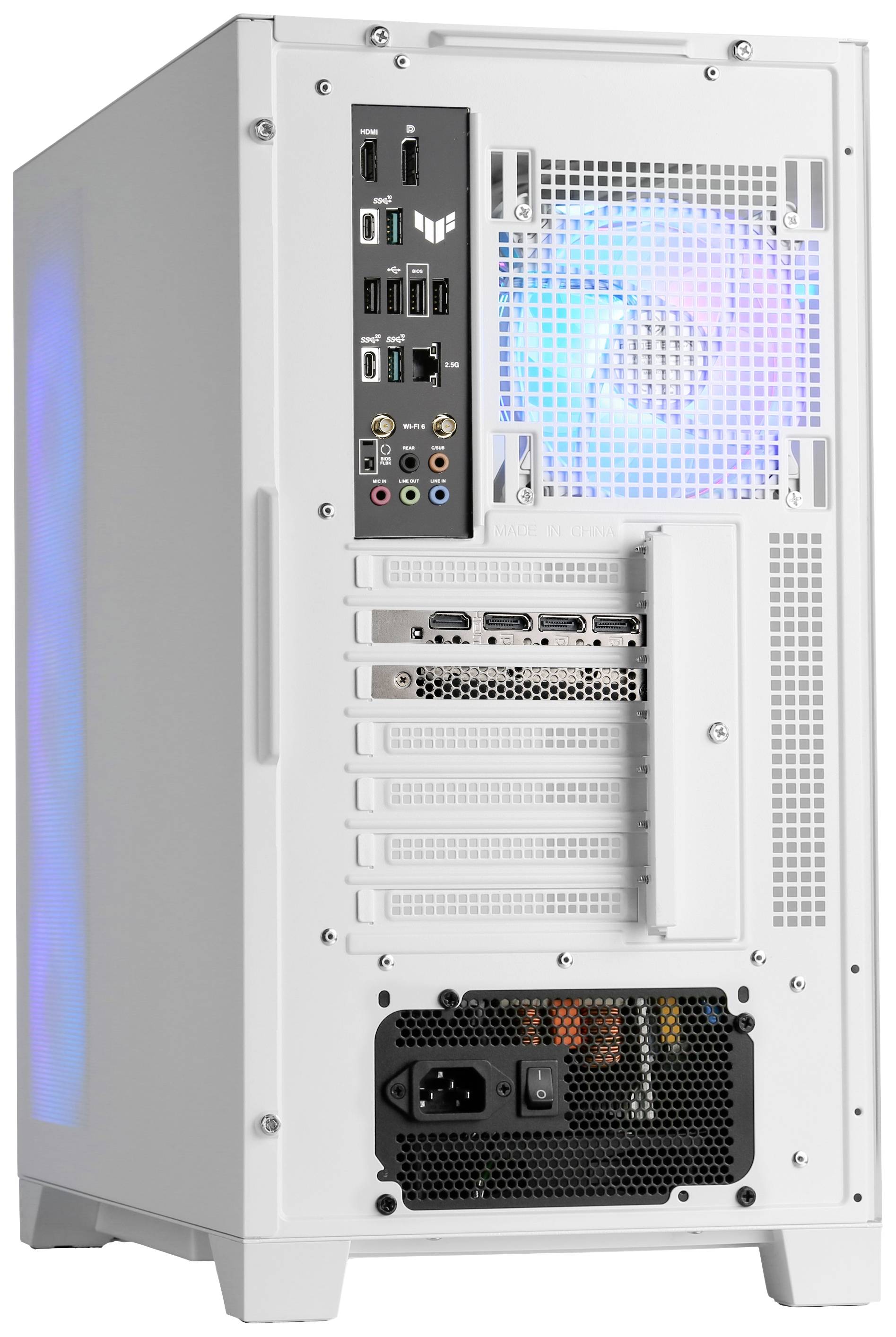 Rückseite eines weißen Computergehäuses mit sichtbaren Anschlüssen und Lüfter mit blauer Beleuchtung.