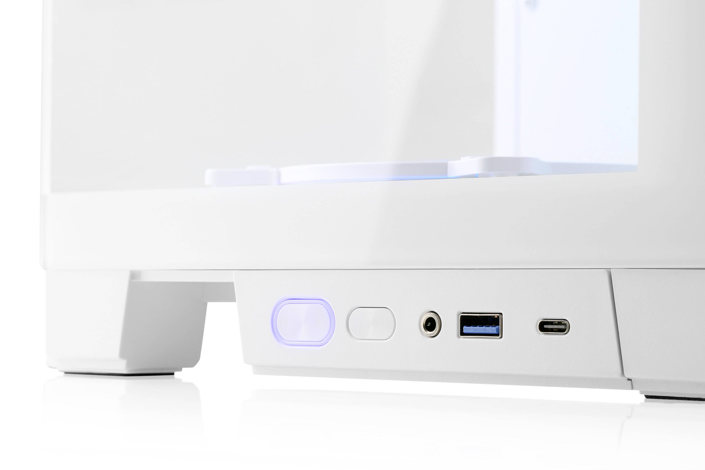 Weiße Computergehäuse-Front mit beleuchtetem Power-Knopf, Kopfhöreranschluss, USB-Anschlüssen und schlichtem Design.