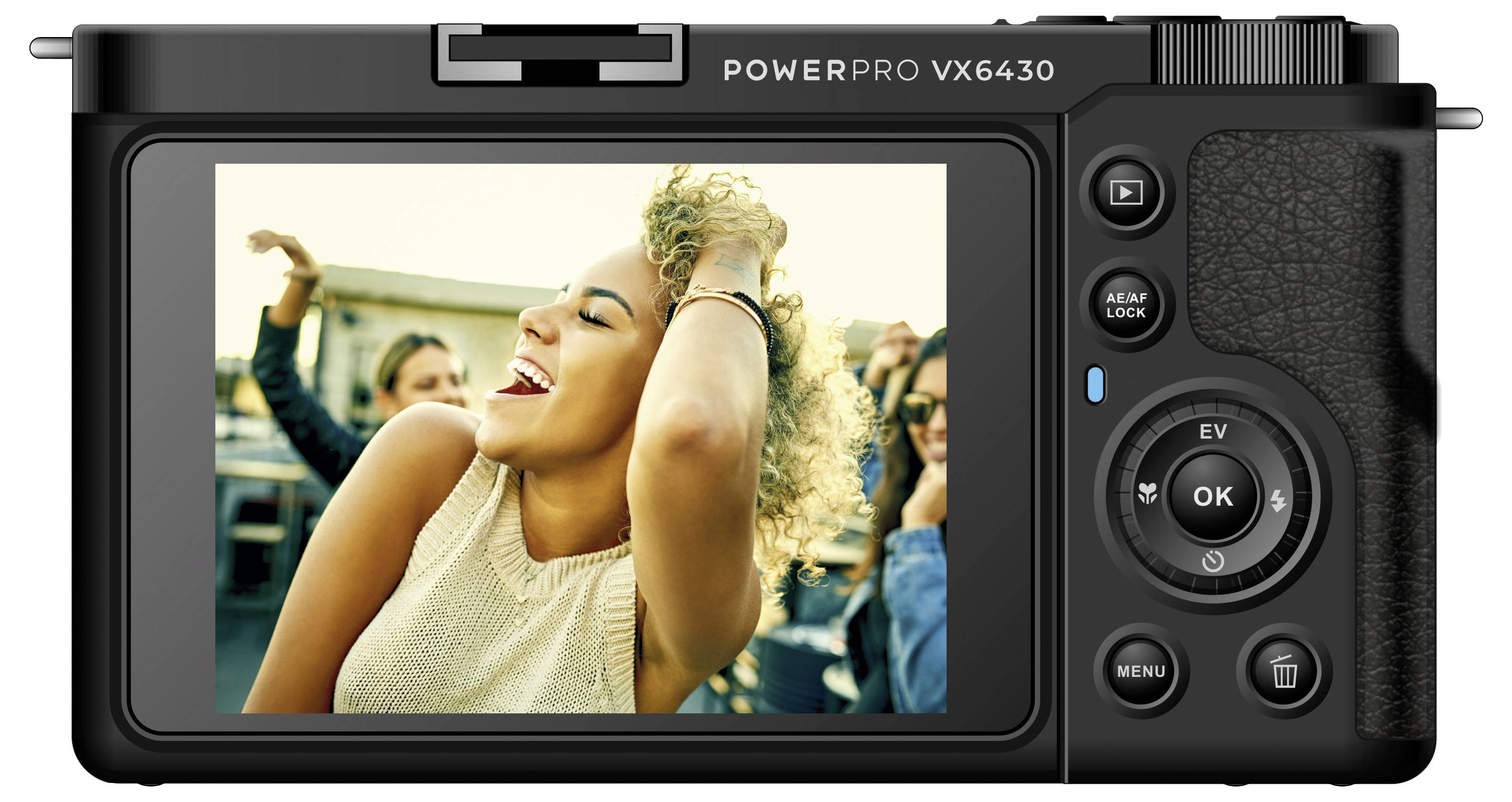 Digitalkamera-Rückansicht mit Bild einer lächelnden Person in Freizeitkleidung. Weitere Personen im Hintergrund. Kamera hat Bedienelemente rechts.