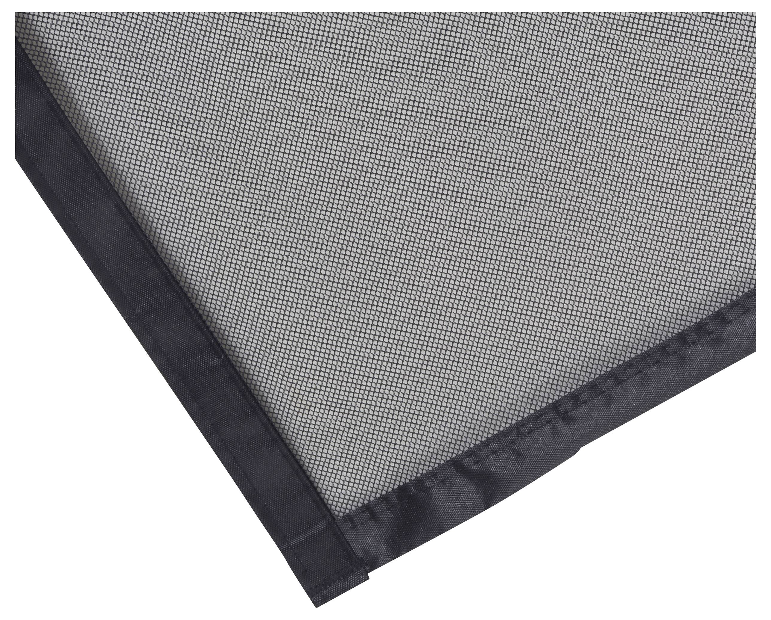 Ecke eines feinmaschigen, quadratischen Netzes mit schwarzem Rand, das möglicherweise für Insektenabwehr oder Filtration verwendet wird.