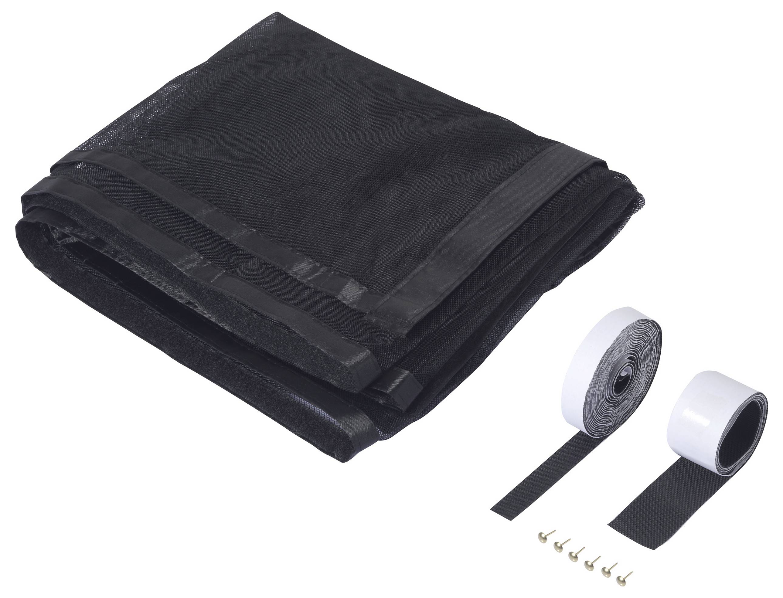 Ein schwarzes Insektenschutznetz, zusammengefaltet, mit Klettband und Haken, zur Installation an Fenstern.