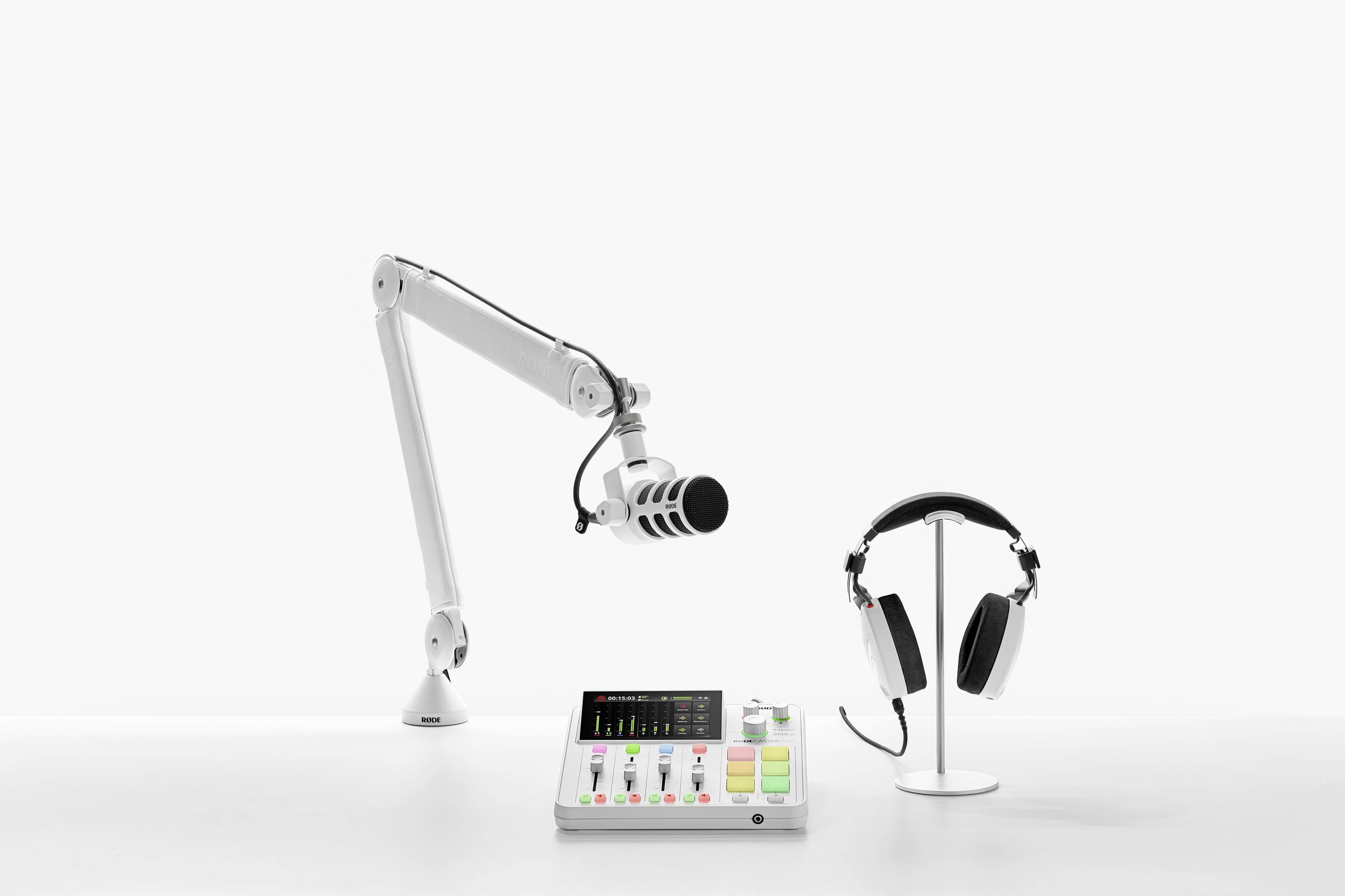 Mikrofon am Arm, Kopfhörer auf Ständer und Audiomischpult auf weißem Hintergrund, bereit für eine Podcast- oder Audioaufnahme.