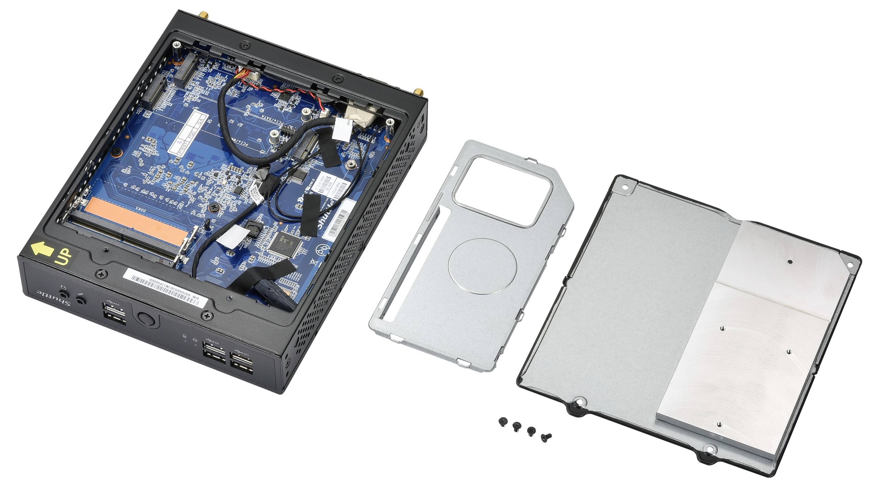 Ein offenes elektronisches Gerät zeigt eine blaue Leiterplatte mit verbundenen Kabeln. Daneben liegt eine abgenommene Metallabdeckung und vier Schrauben.