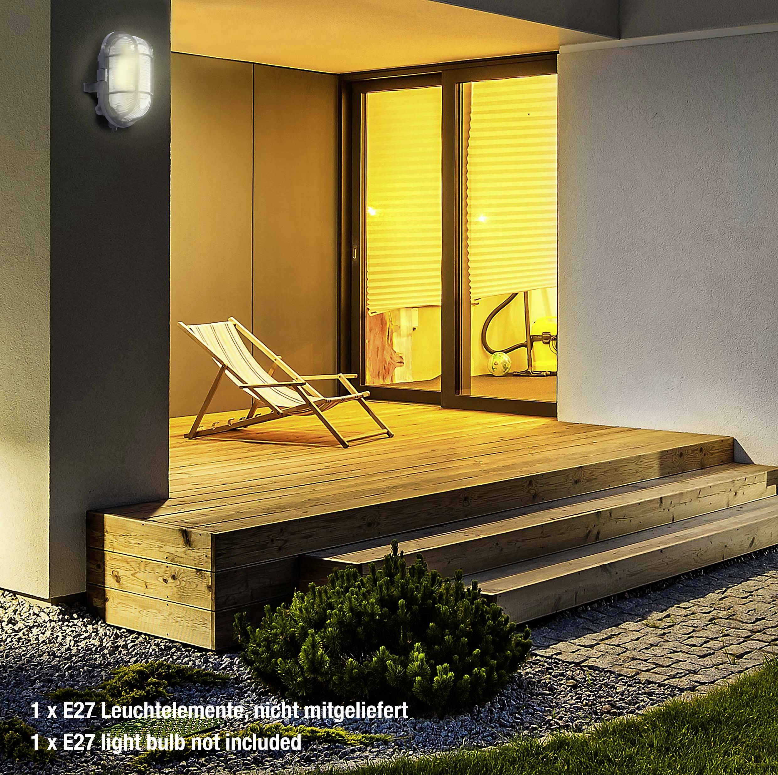 Eine Terrasse mit Holzstufen und einem Liegestuhl vor einer offenstehenden Tür. Außenlampe beleuchtet die Szene sanft.