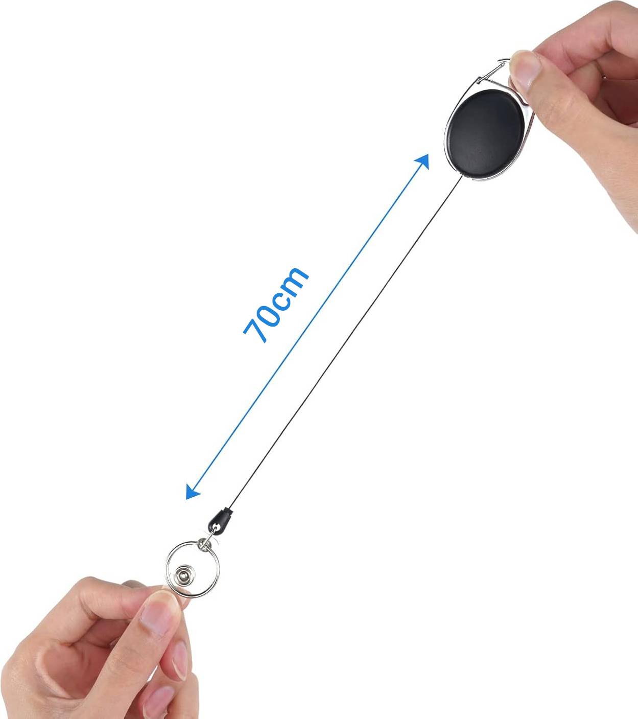 Eine Hand hält einen ausziehbaren Schlüsselanhänger, der bis 70 cm verlängert ist.