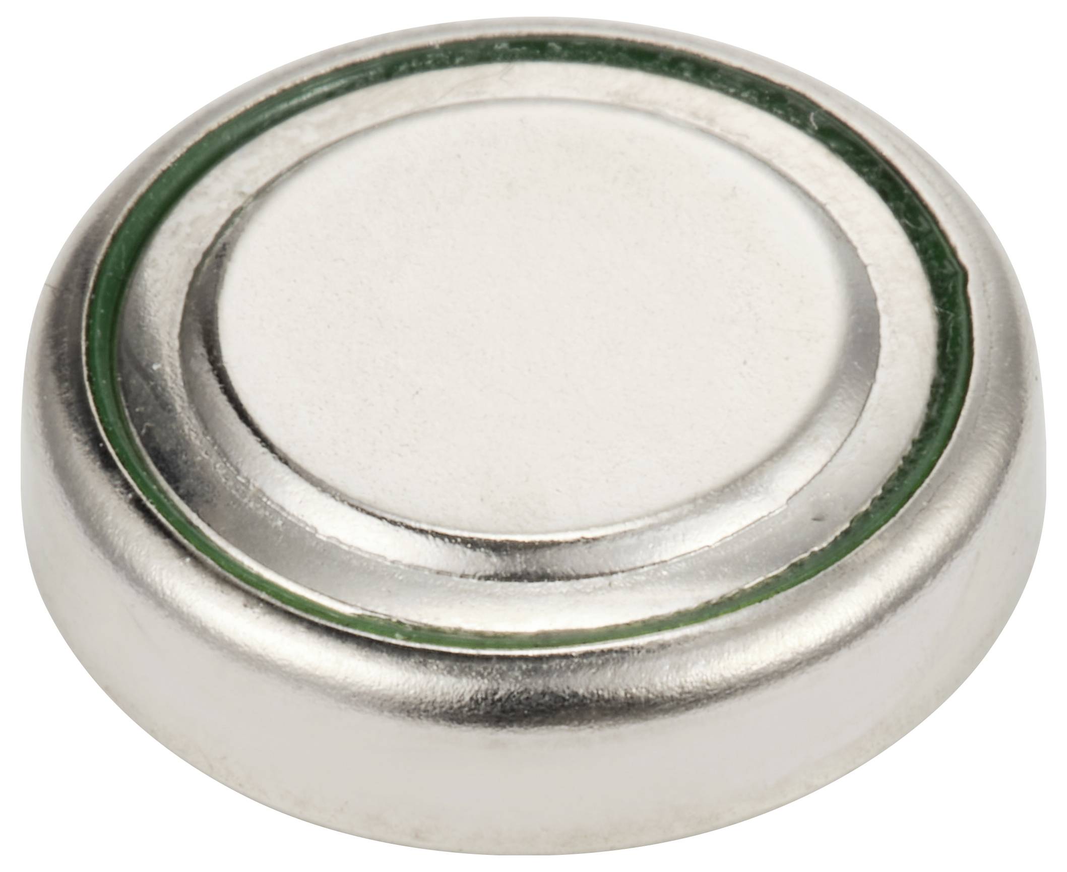 Runde, silberne Knopfzelle, ähnlich einer Flachbatterie.
