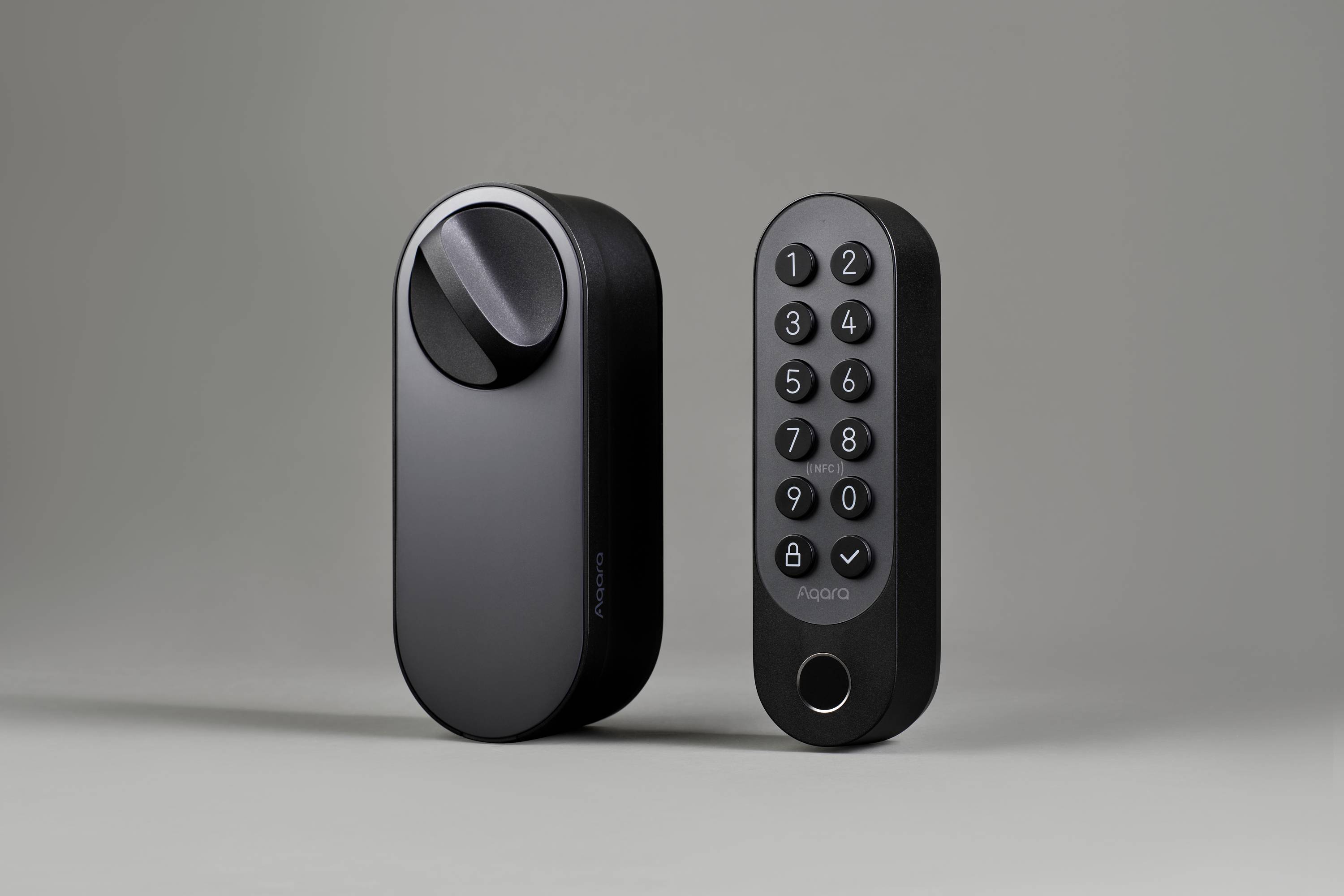 Schwarzes Smart-Lock mit Zahlenfeld und Drehknopf, geeignet für moderne Sicherheitssysteme, vor grauem Hintergrund.