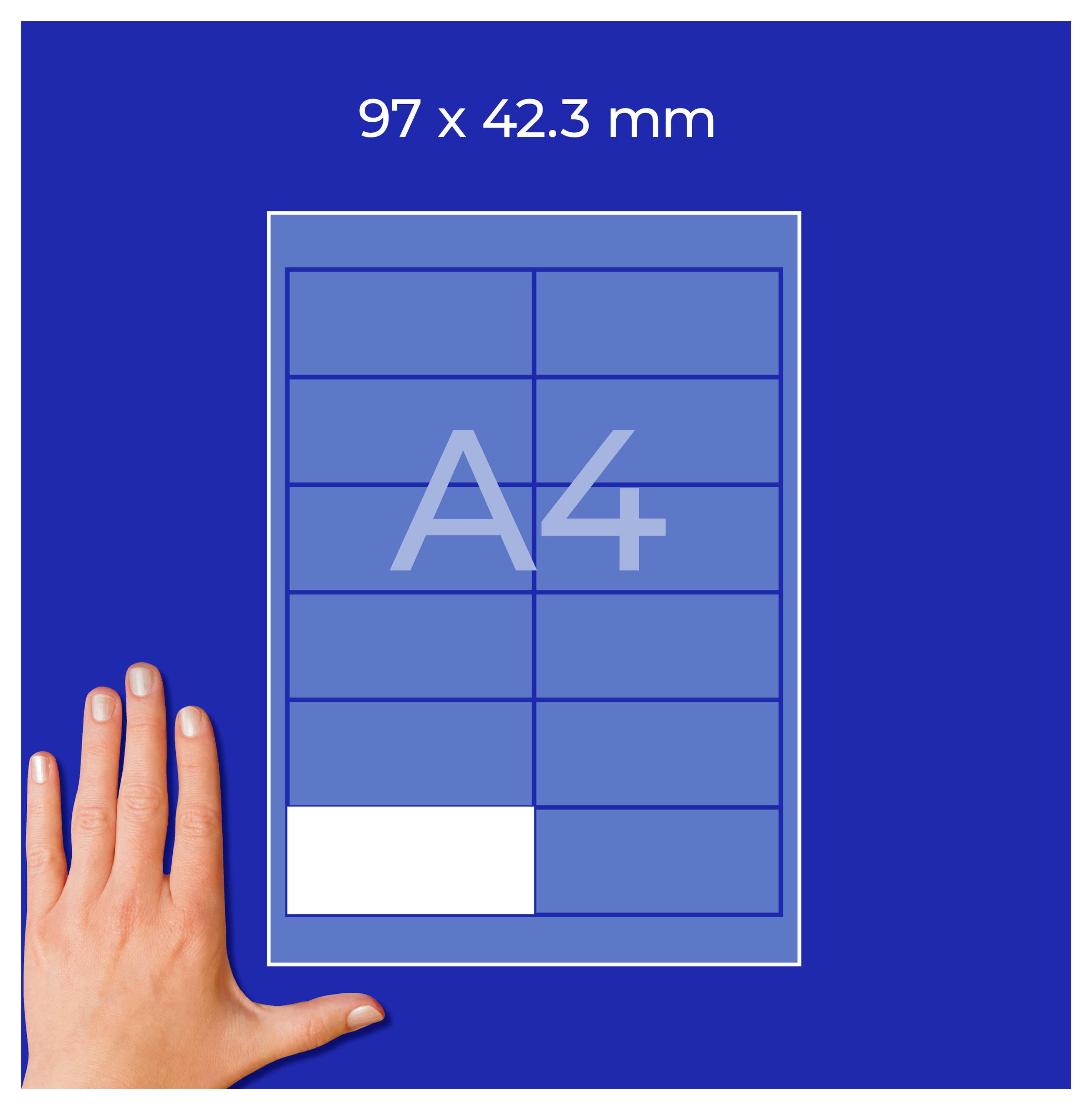 Grafische Darstellung eines A4-Formats mit den Maßen 97 x 42,3 mm; links eine Hand als Größenvorlage neben dem Blatt.