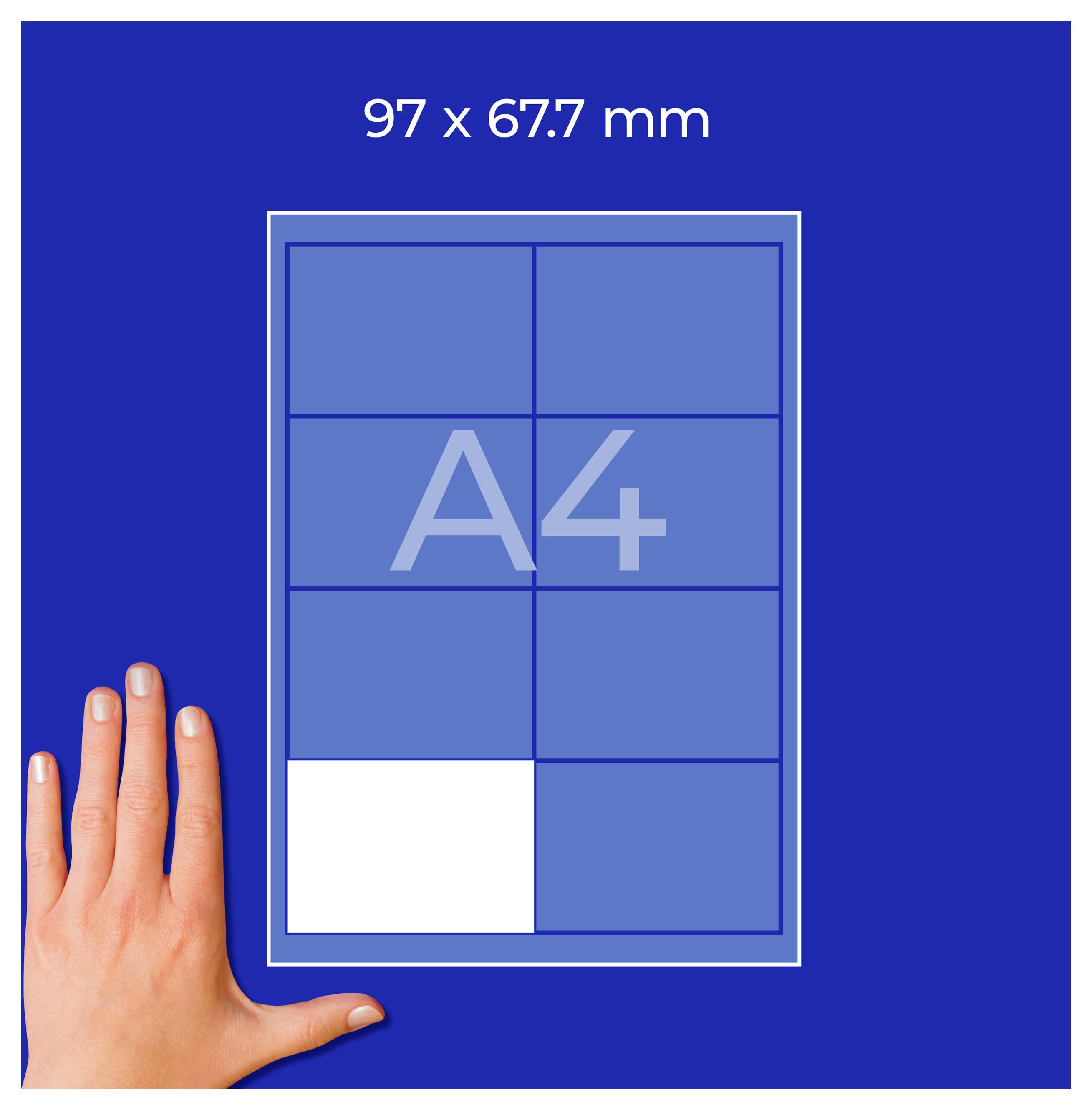 Vergleichsgrafik: Format 97 x 67,7 mm im Verhältnis zu A4; das kleine blaue Rechteck ist neben einer Hand dargestellt, um die Größe zu veranschaulichen.