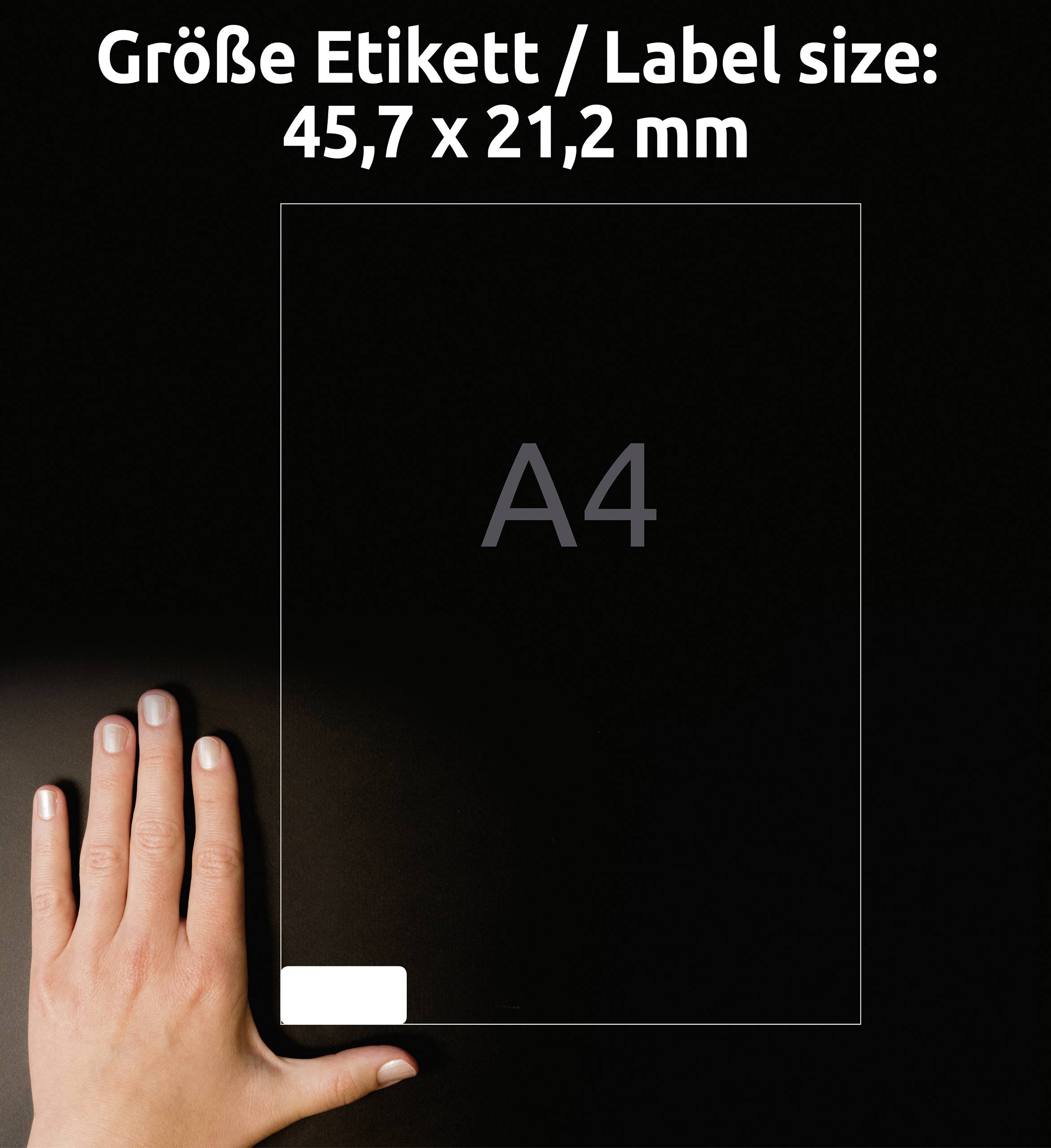'Größe Etikett / Label size: 45,7 x 21,2 mm'. Eine Hand liegt neben einem A4-Dokument zur Veranschaulichung der Größe.