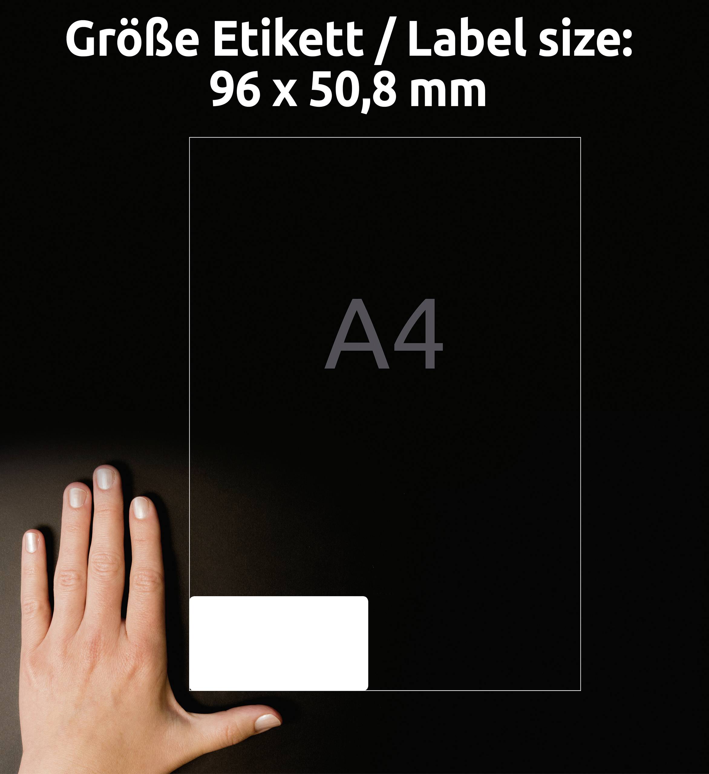 'Größe Etikett / Label size: 96 x 50,8 mm' über einem Bild einer Hand neben einem A4-Blatt zeigt Etikettengröße im Verhältnis.