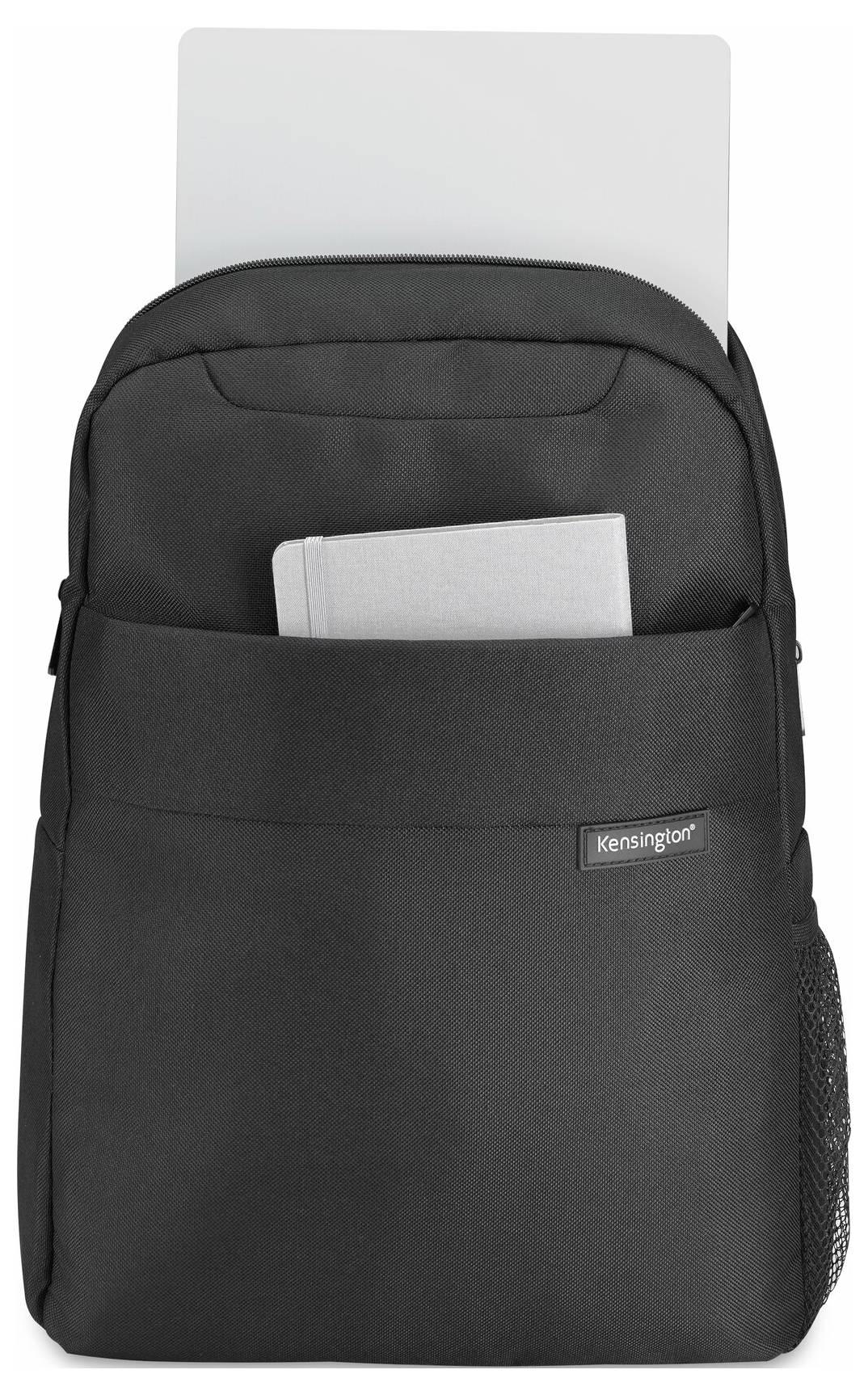 Ein schwarzer Rucksack mit zwei Fächern, in denen ein Laptop und ein Notizbuch sichtbar verstaut sind. 