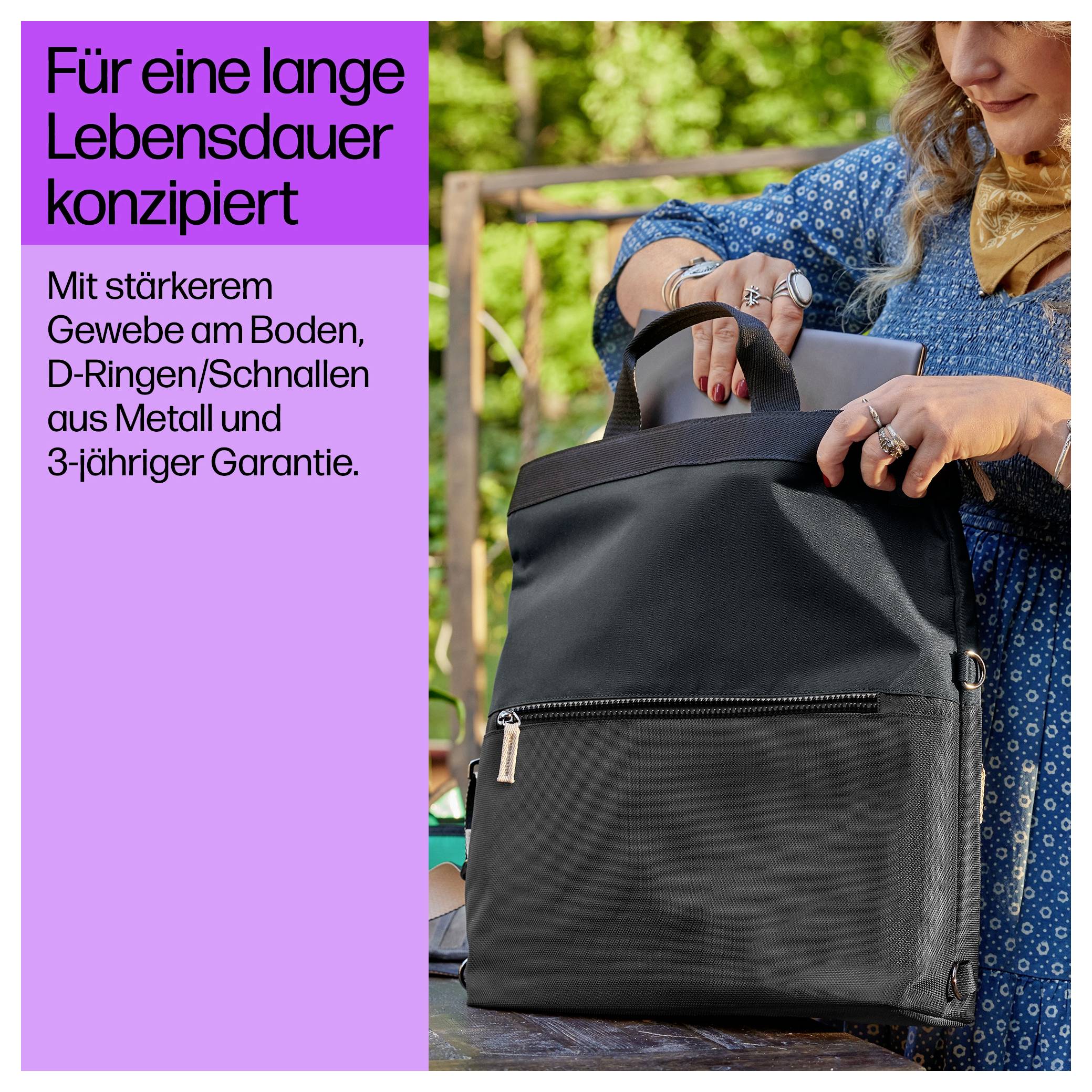 'Frau hält schwarze Tasche mit verstärktem Boden und D-Ringen, betont lange Lebensdauer. Text sagt: 