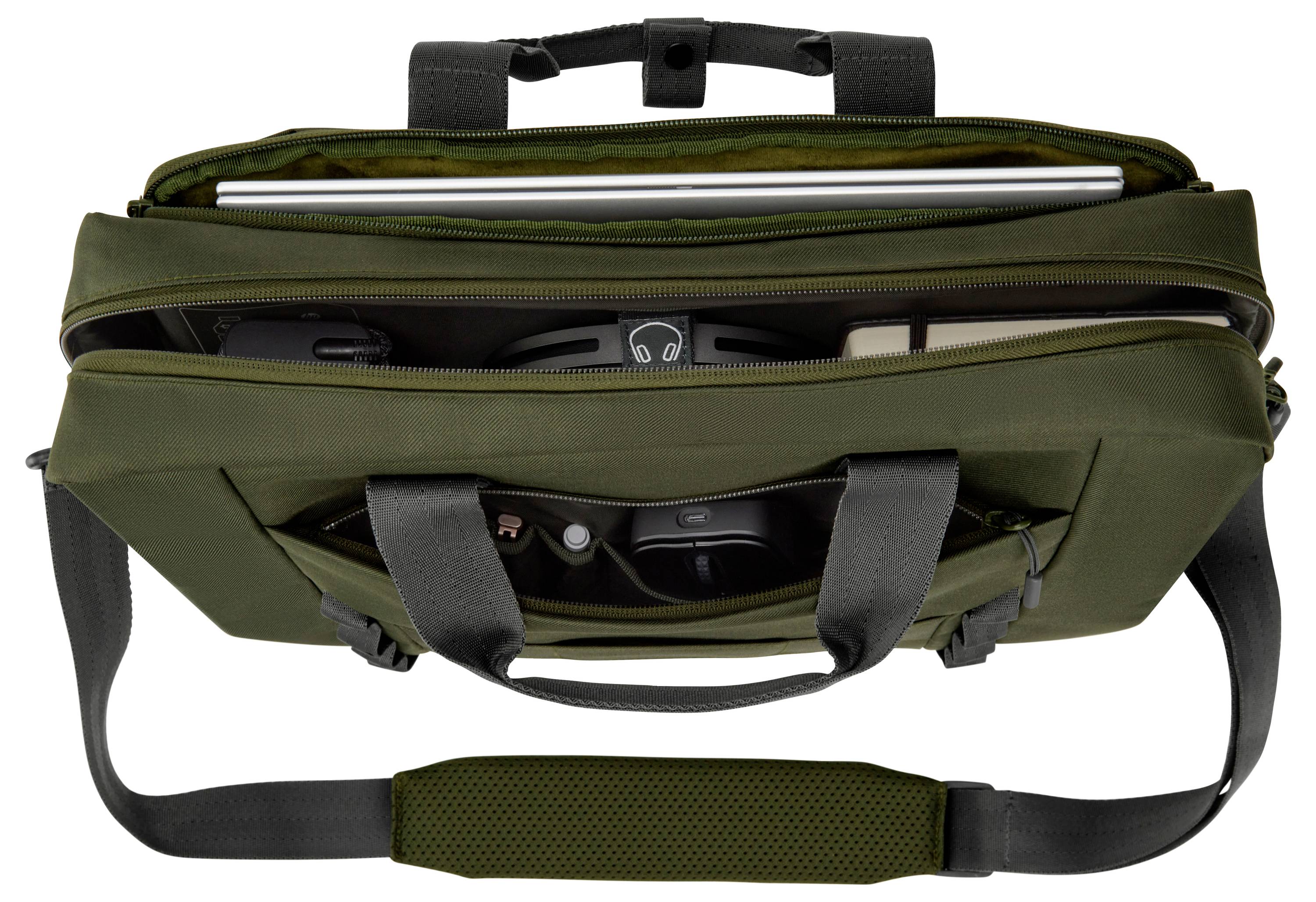 Eine geöffnete, grüne Laptop-Tasche von oben, zeigt ein Laptop, Kopfhörer und weitere persönliche Gegenstände in den Fächern.