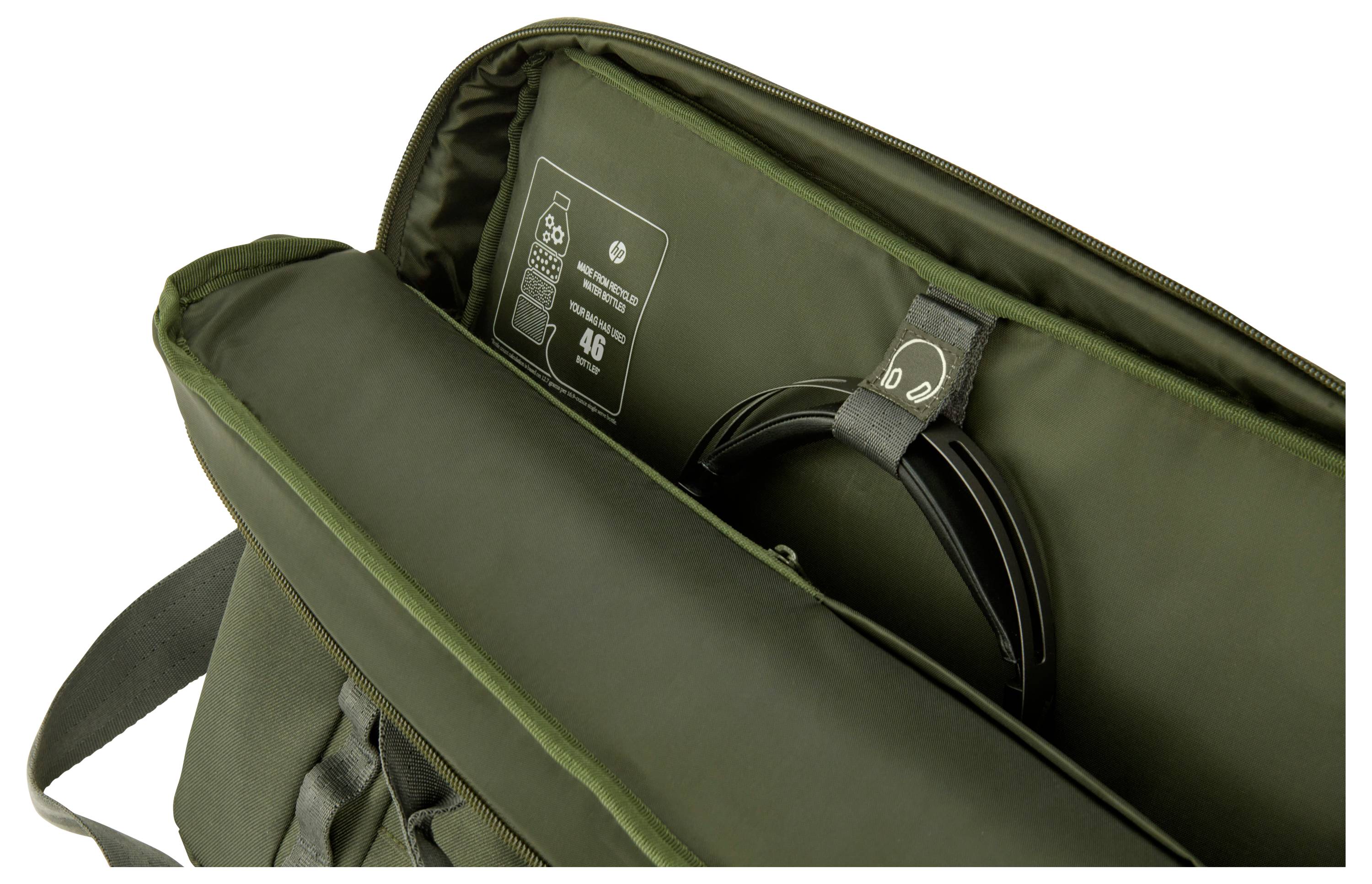 Eine geöffnete grüne Tasche zeigt innenliegend Illustrationen eines Flaschensymbols und einen Aufdruck '46'. Ein Kabel ist verstaut.