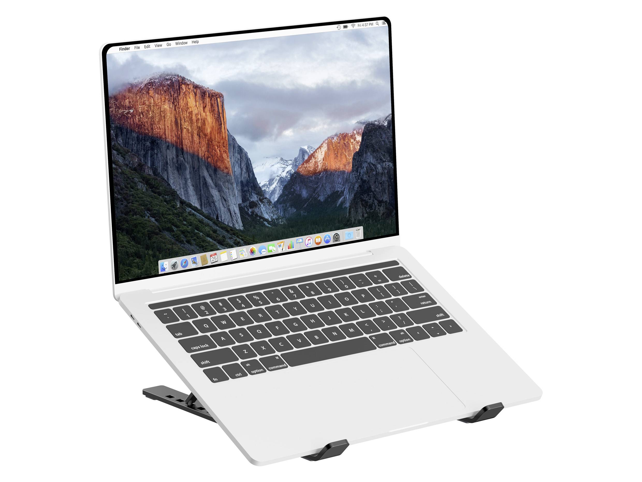 Ein silberner Laptop, auf dessen Bildschirm eine Gebirgs- und Tallandschaft als Hintergrund zu sehen ist, steht auf einem schwarzen verstellbaren Ständer.