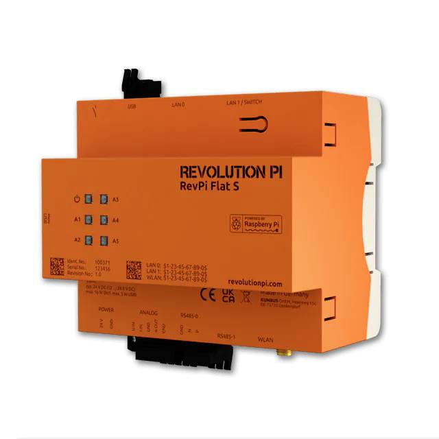 Ein orangefarbenes Industrie-PC-Modul mit der Aufschrift 'Revolution Pi RevPi Flat'. Enthält Ports für USB, LAN und WLAN.