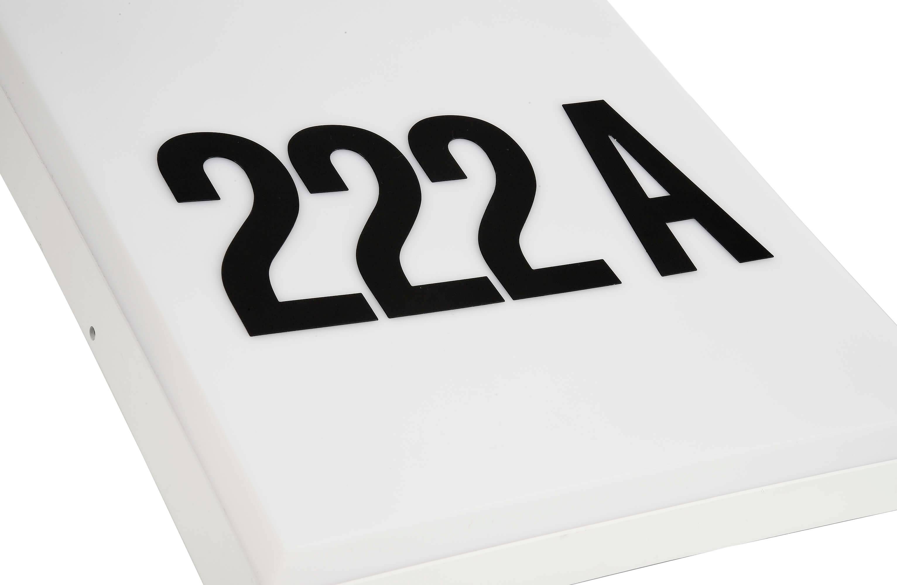 '222 A' in großen schwarzen Buchstaben auf einem weißen Hintergrund.