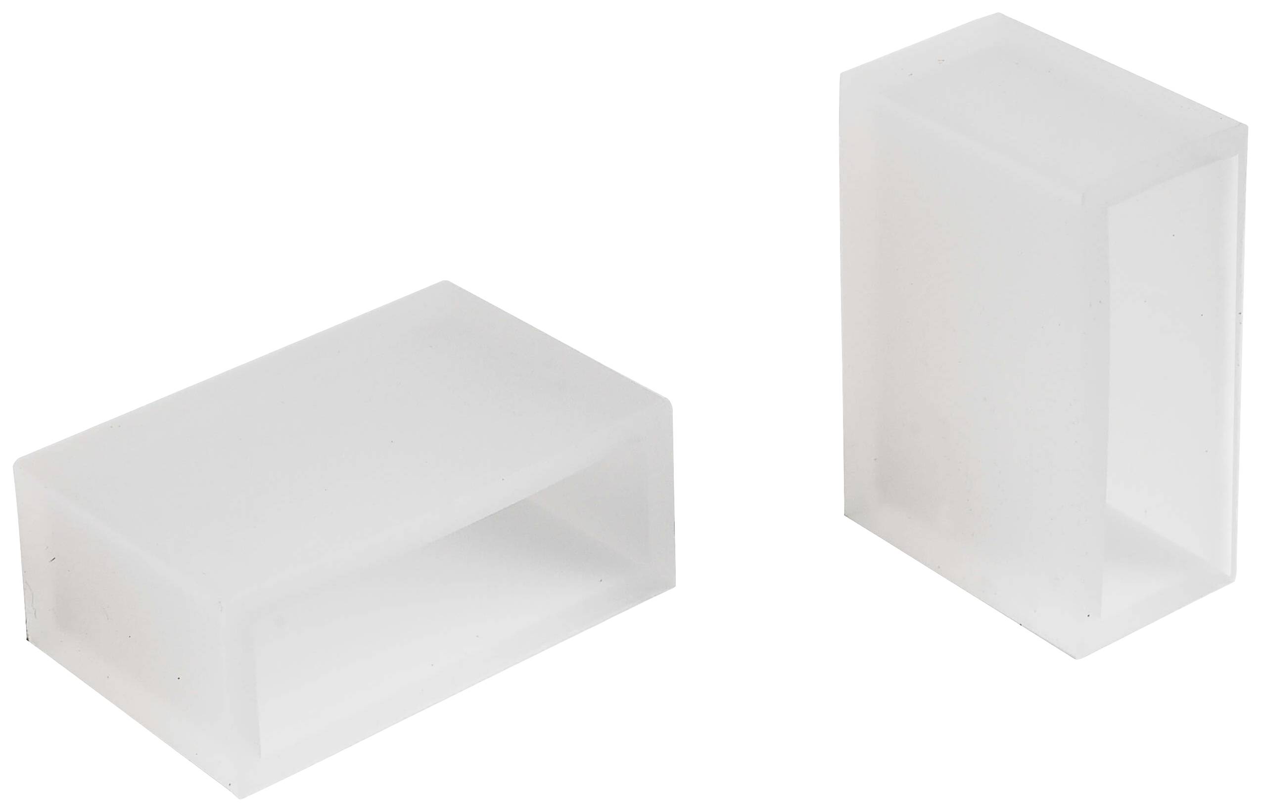 Zwei rechteckige, durchsichtige Kunststoffblöcke; einer liegt flach, der andere steht aufrecht. Beide sind hohl in der Mitte.