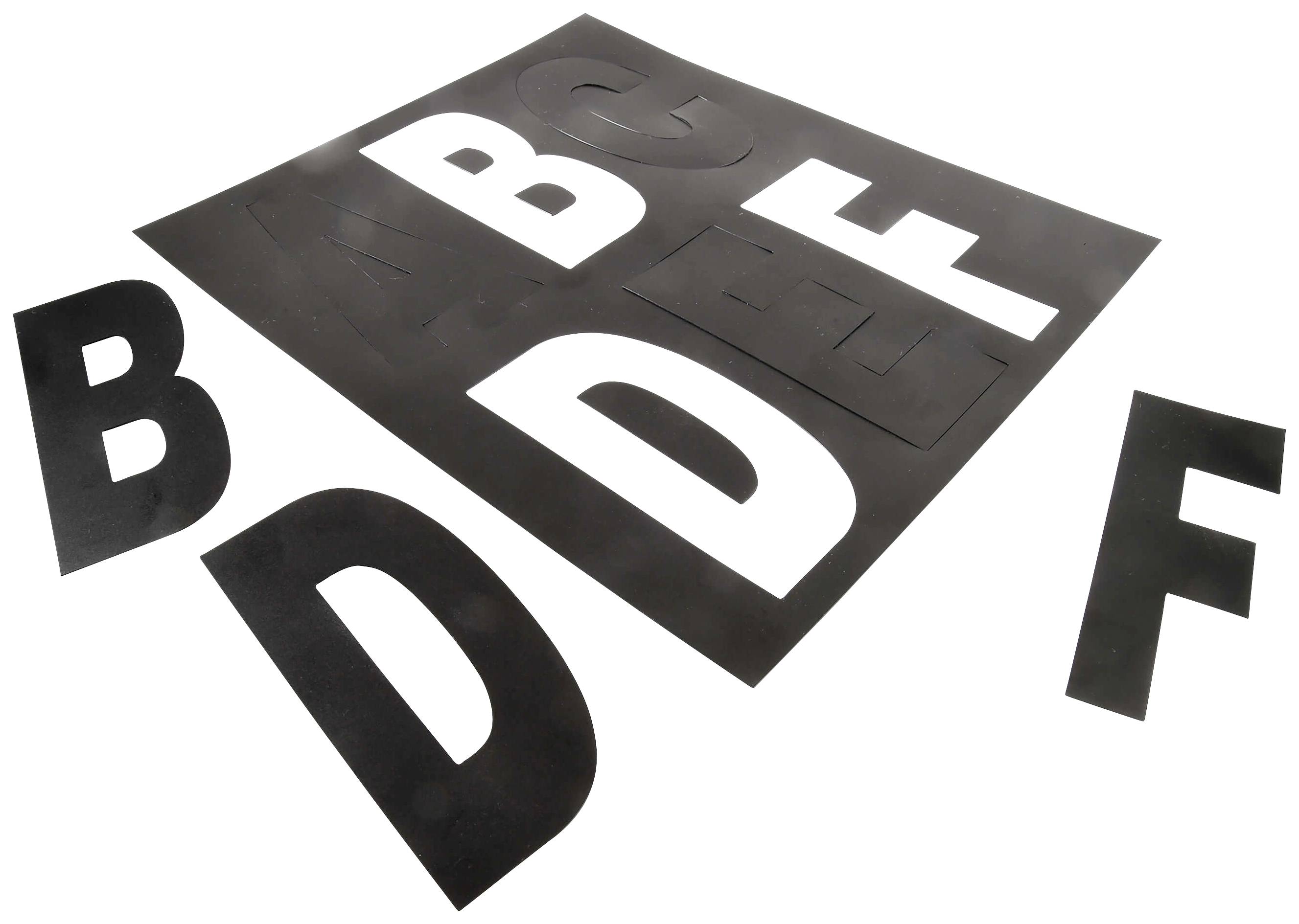 Vorlage mit ausgeschnittenen Buchstaben 'B, D, F' auf schwarzem Hintergrund. Buchstaben sind entfernbar, um Schablonen zu erstellen.