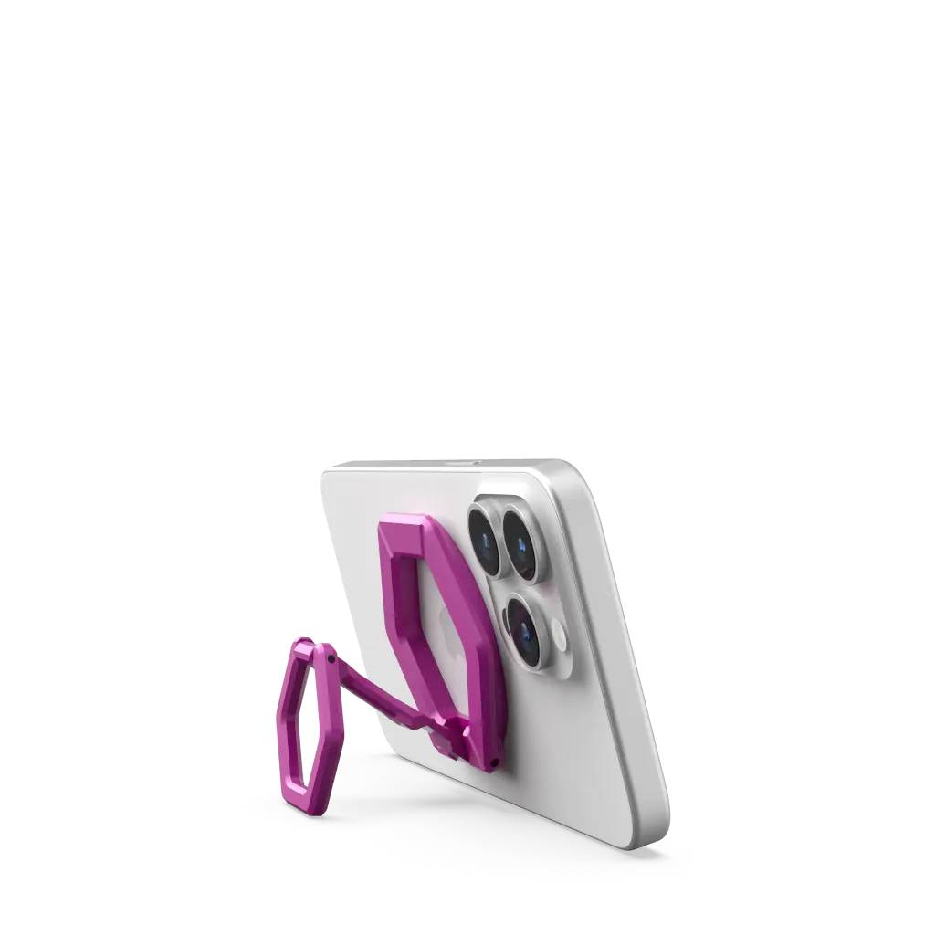 Ein Smartphone mit einer rosa Halterung und drei Kameralinsen auf der Rückseite, auf einem hellen Hintergrund stehend.