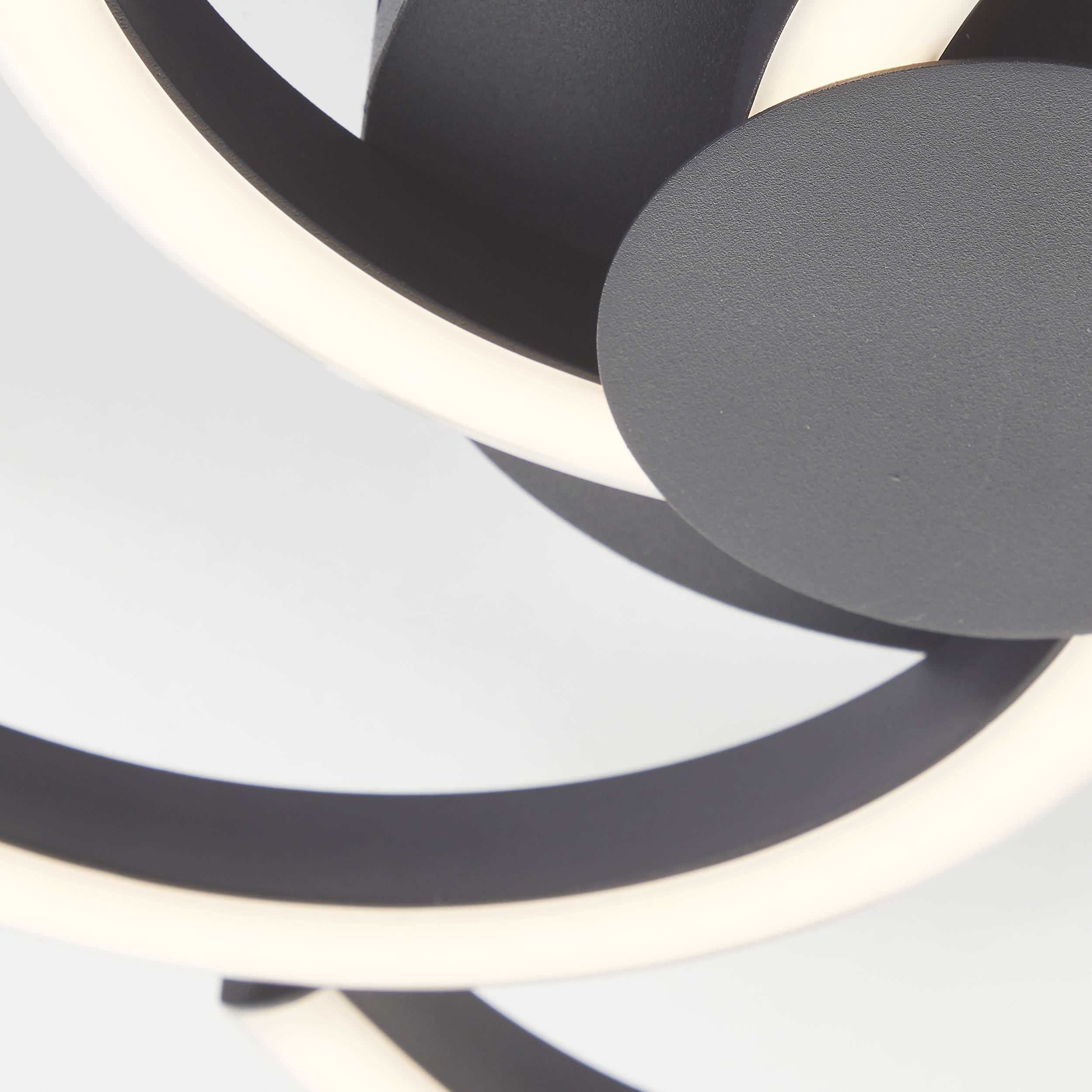 Abstrakte, spiralförmige Lampen mit schwarzem und leuchtendem weißen Design vor neutralem Hintergrund; modernes Beleuchtungselement.