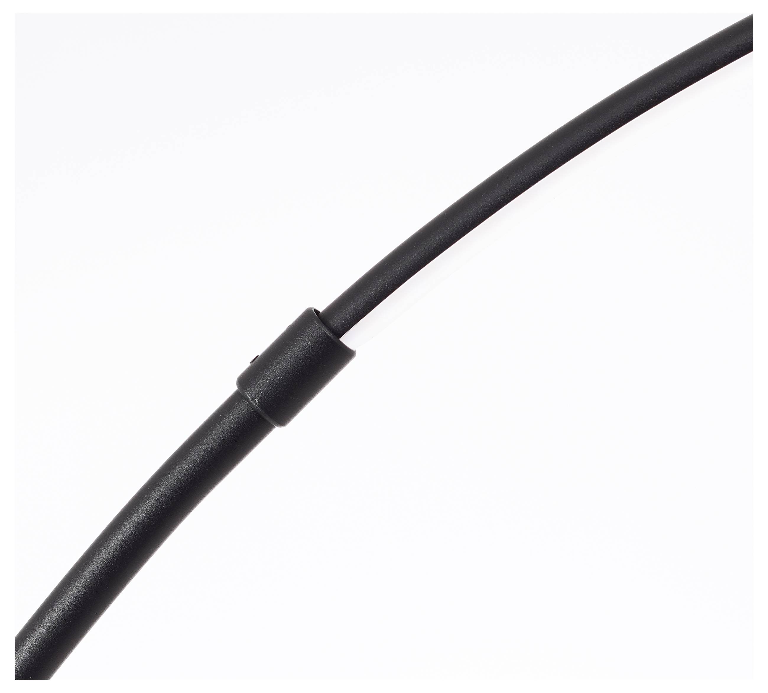 Ein schwarzes Kabel vor weißem Hintergrund, leicht gebogen, mit einer Kunststoffummantelung, die einen Knoten oder Verbinder zu umhüllen scheint.