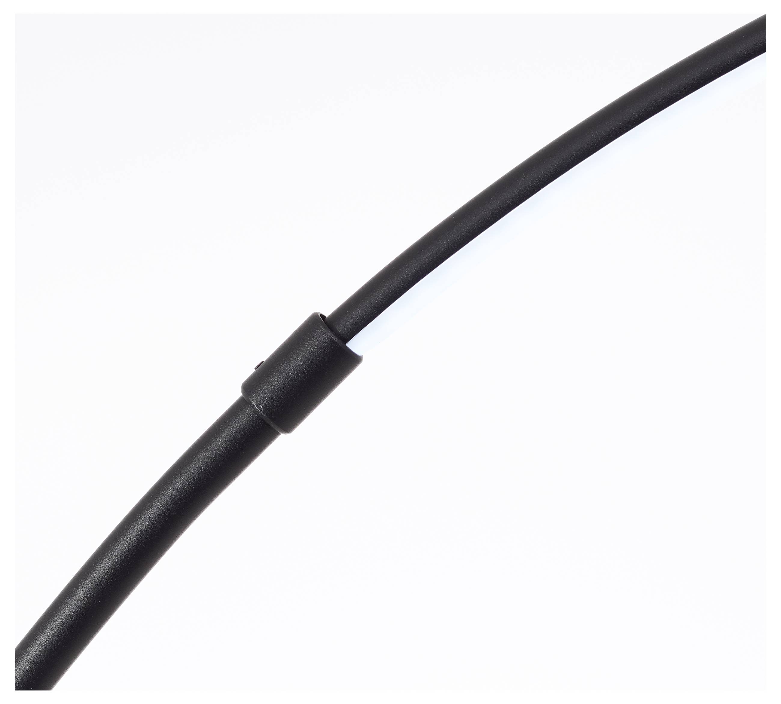 Ein gebogener, schwarzer Kunststoffschlauch mit einem Verbindungsstück in der Mitte verläuft diagonal von links unten nach rechts oben vor weißem Hintergrund.