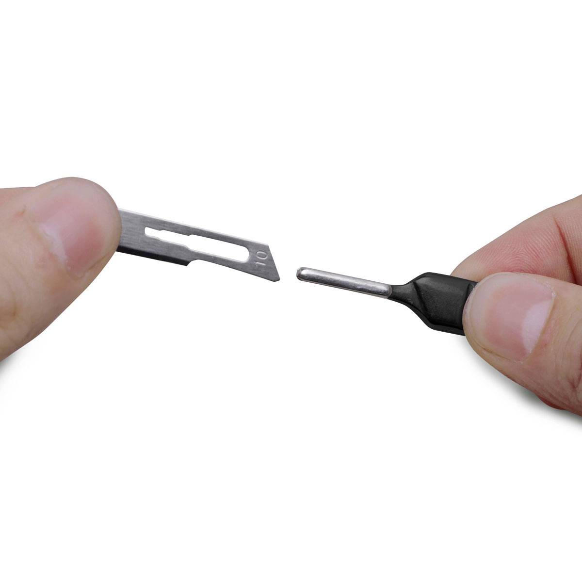 Zwei Hände halten eine Rasierklinge und ein Schraubendreher-Bit in umgekehrter Richtung, als ob sie zusammengefügt werden sollen.